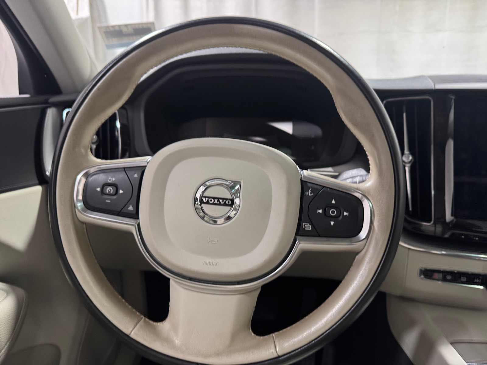 Thumbnail: 2019 Volvo XC60 - 4