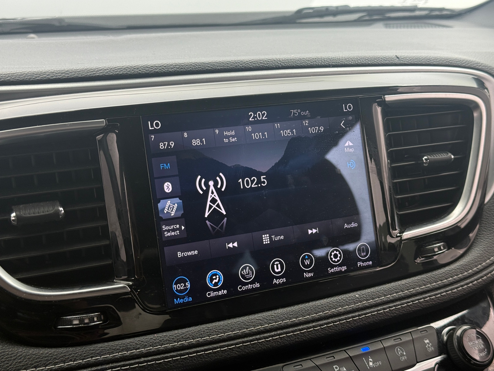 Thumbnail: 2020 Chrysler Pacifica - 3