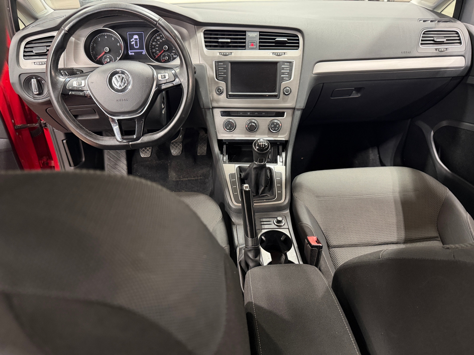 Thumbnail: 2017 Volkswagen e-Golf - 3