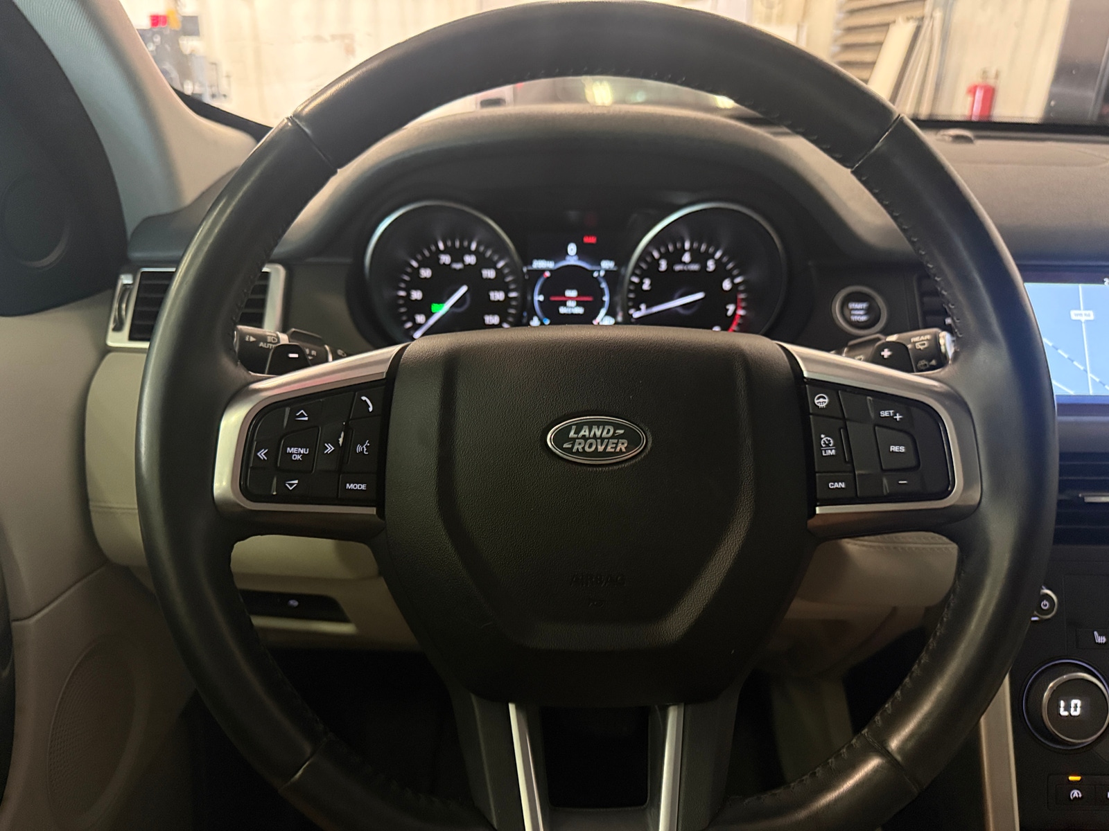 Thumbnail: 2017 Land Rover Discovery Sport - 4