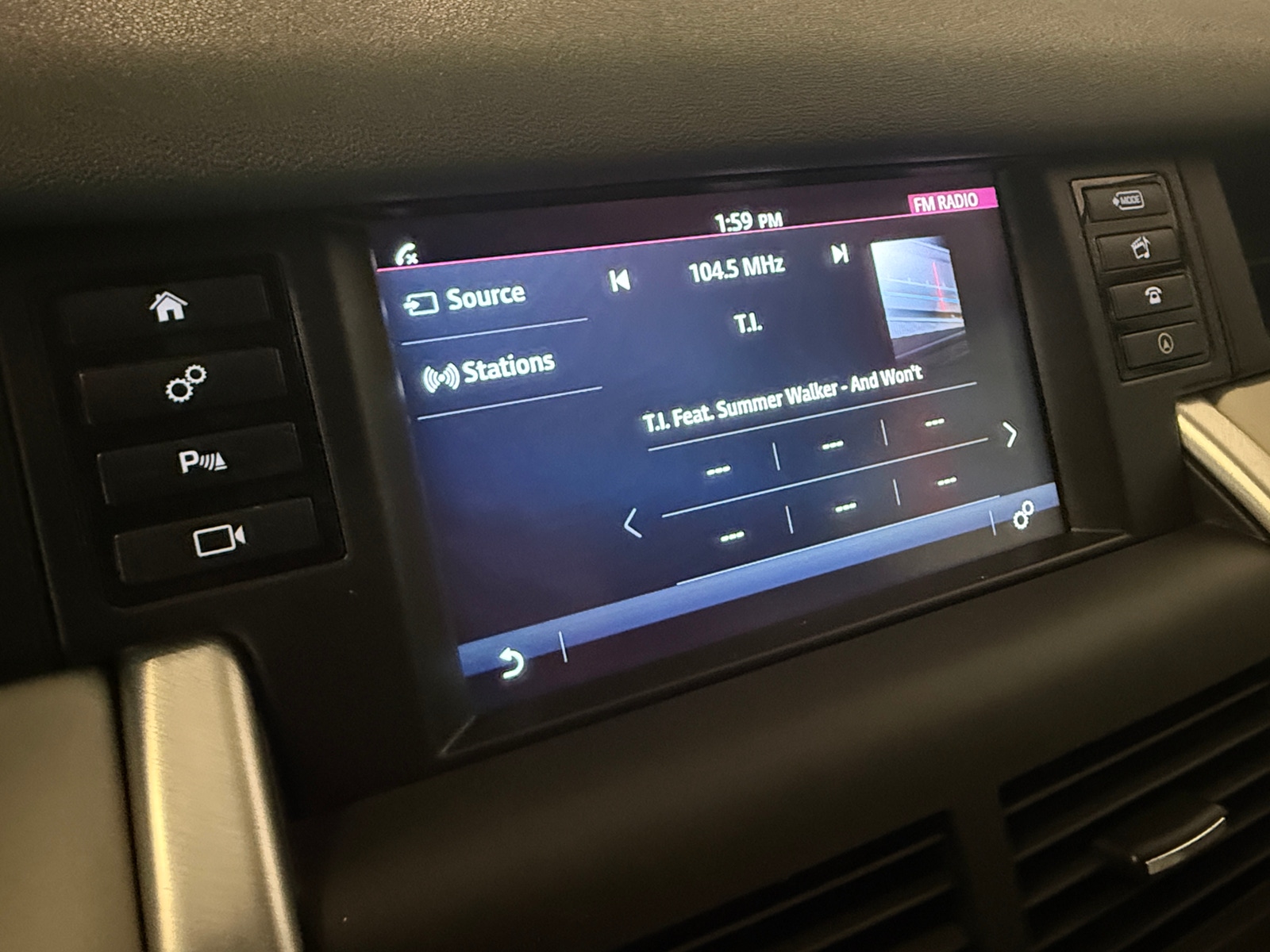 Thumbnail: 2017 Land Rover Discovery Sport - 3