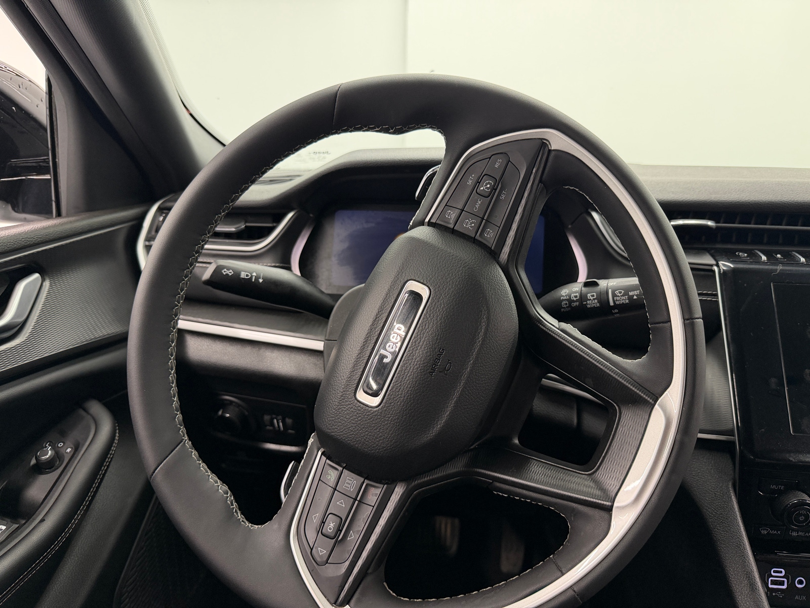Thumbnail: 2023 Jeep Grand Cherokee L - 4