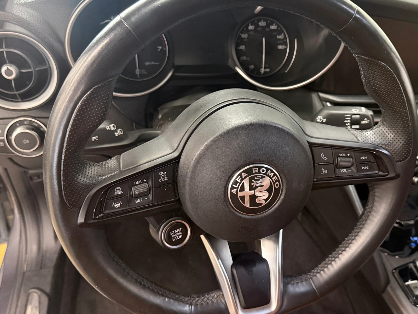 Thumbnail: 2022 Alfa Romeo Giulia - 4