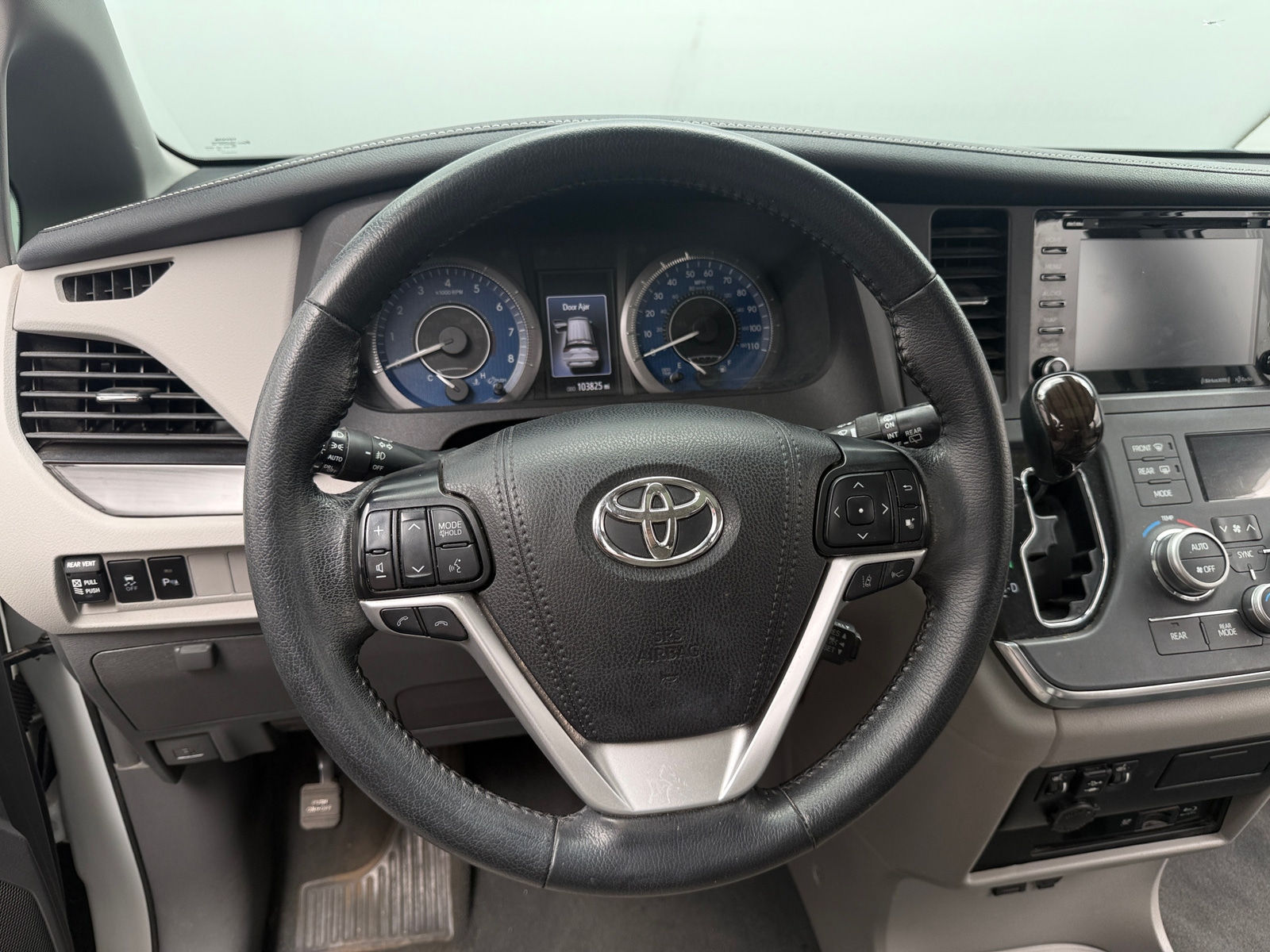 Thumbnail: 2019 Toyota Sienna - 4