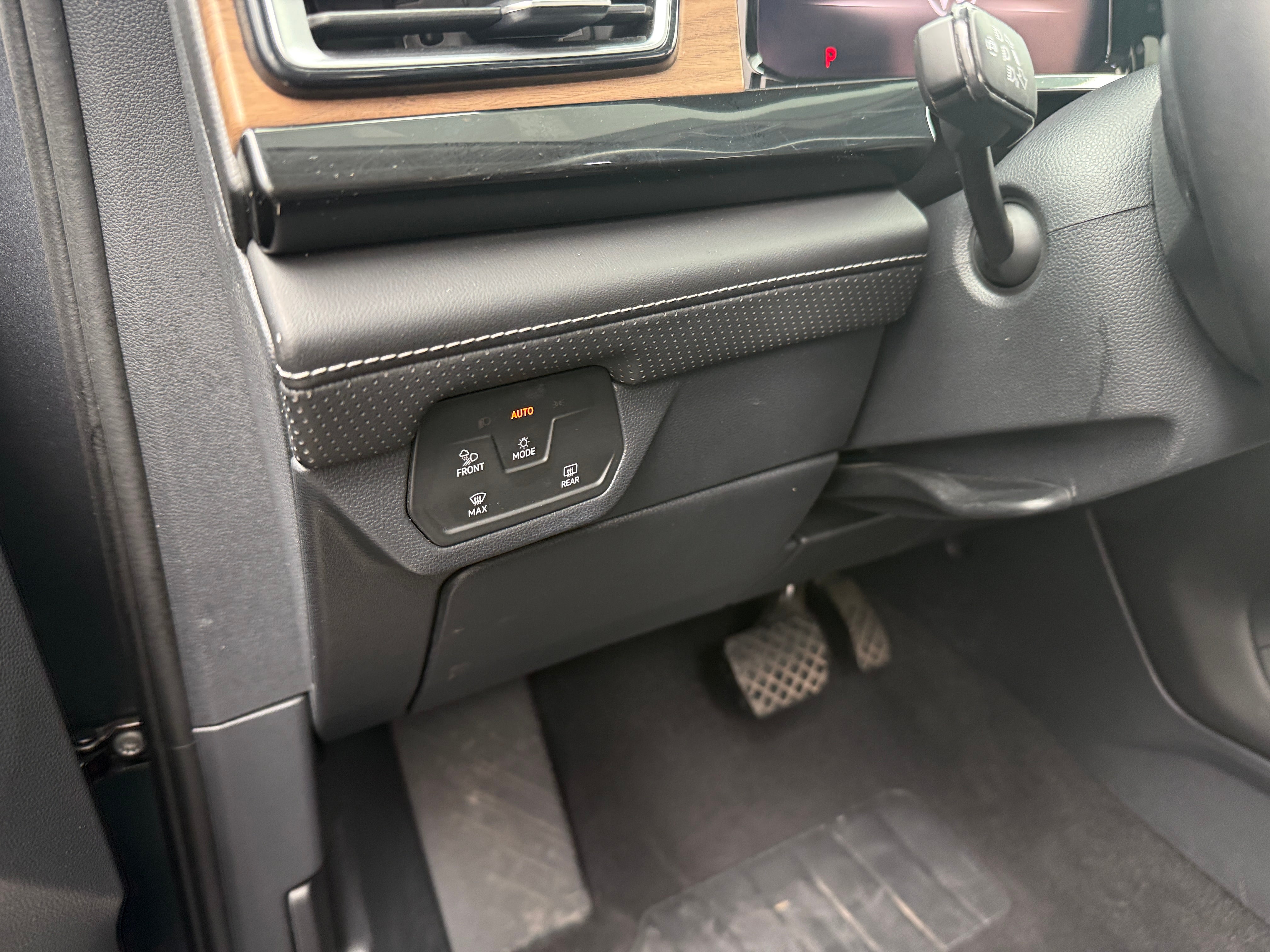 2025 Volkswagen Atlas SE w/Tech - Photo 10