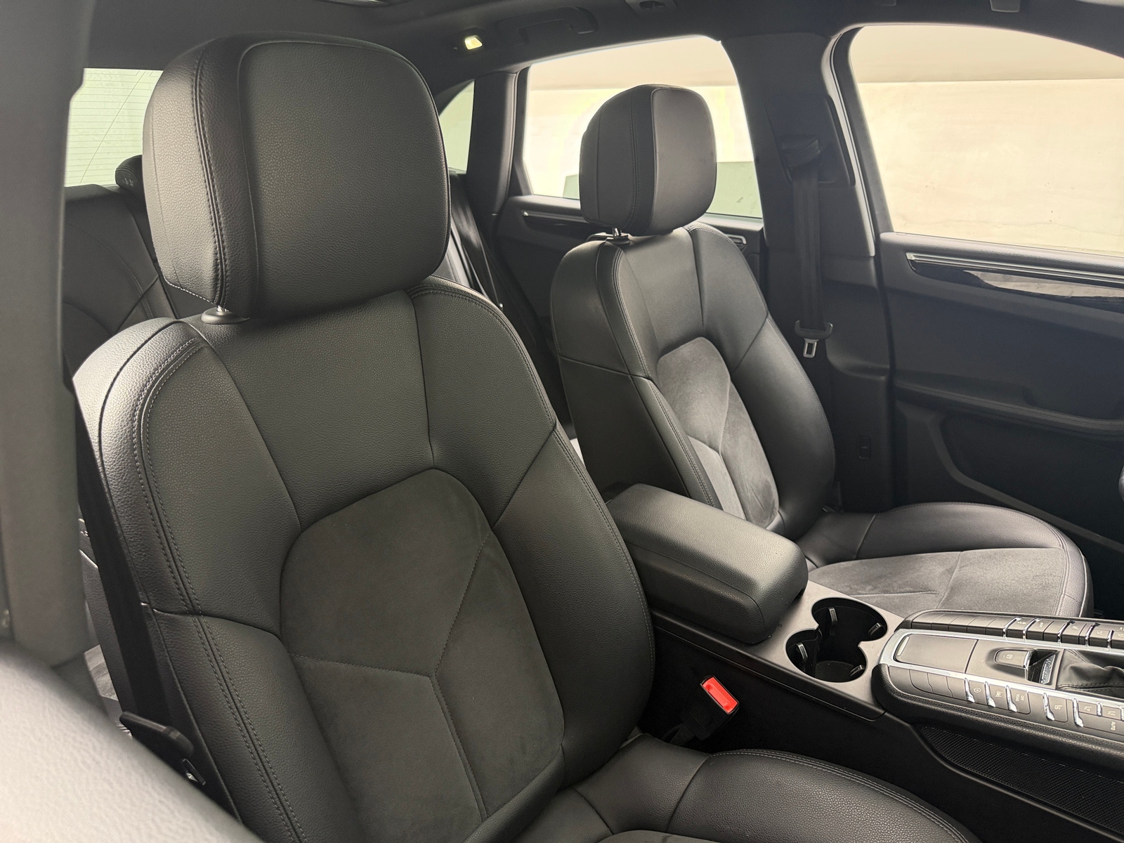 Thumbnail: 2017 Porsche Macan - 2