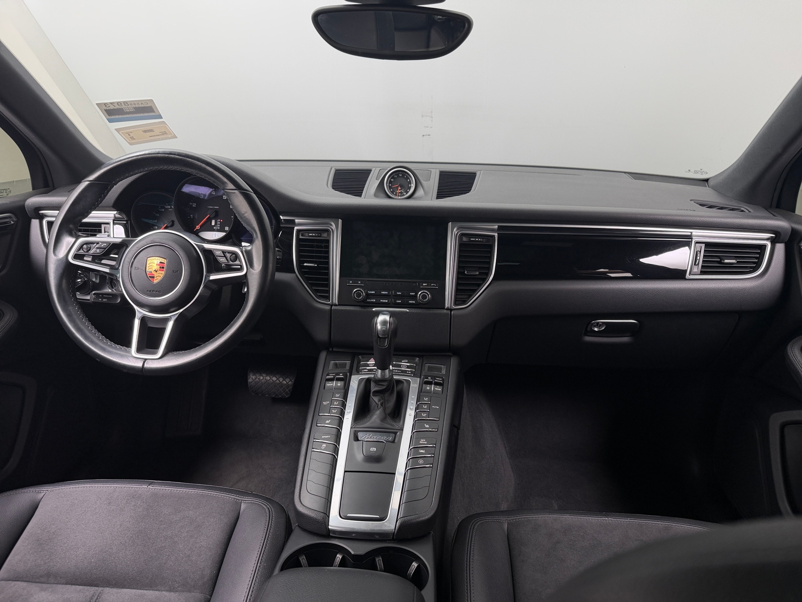 Thumbnail: 2017 Porsche Macan - 3