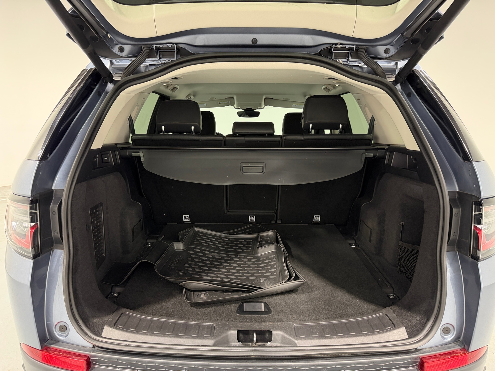 Thumbnail: 2022 Land Rover Discovery Sport - 6