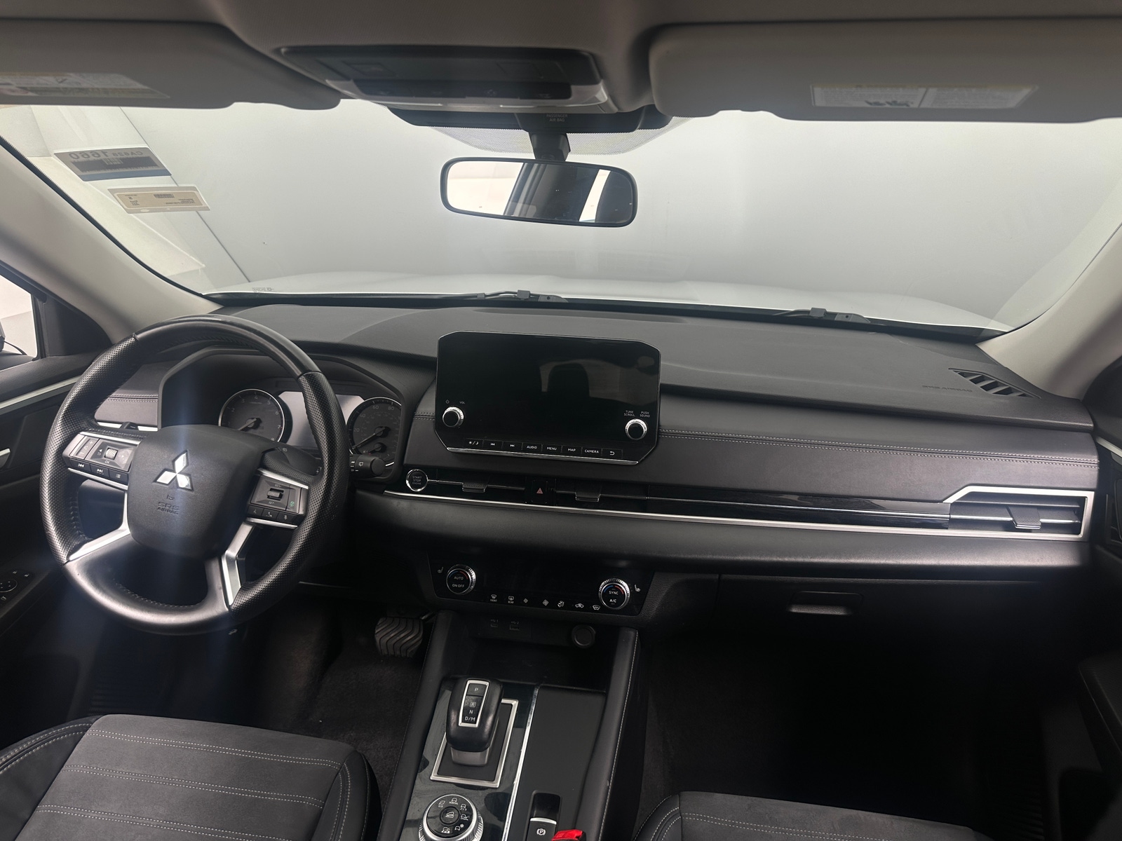 Thumbnail: 2023 Mitsubishi Outlander - 3