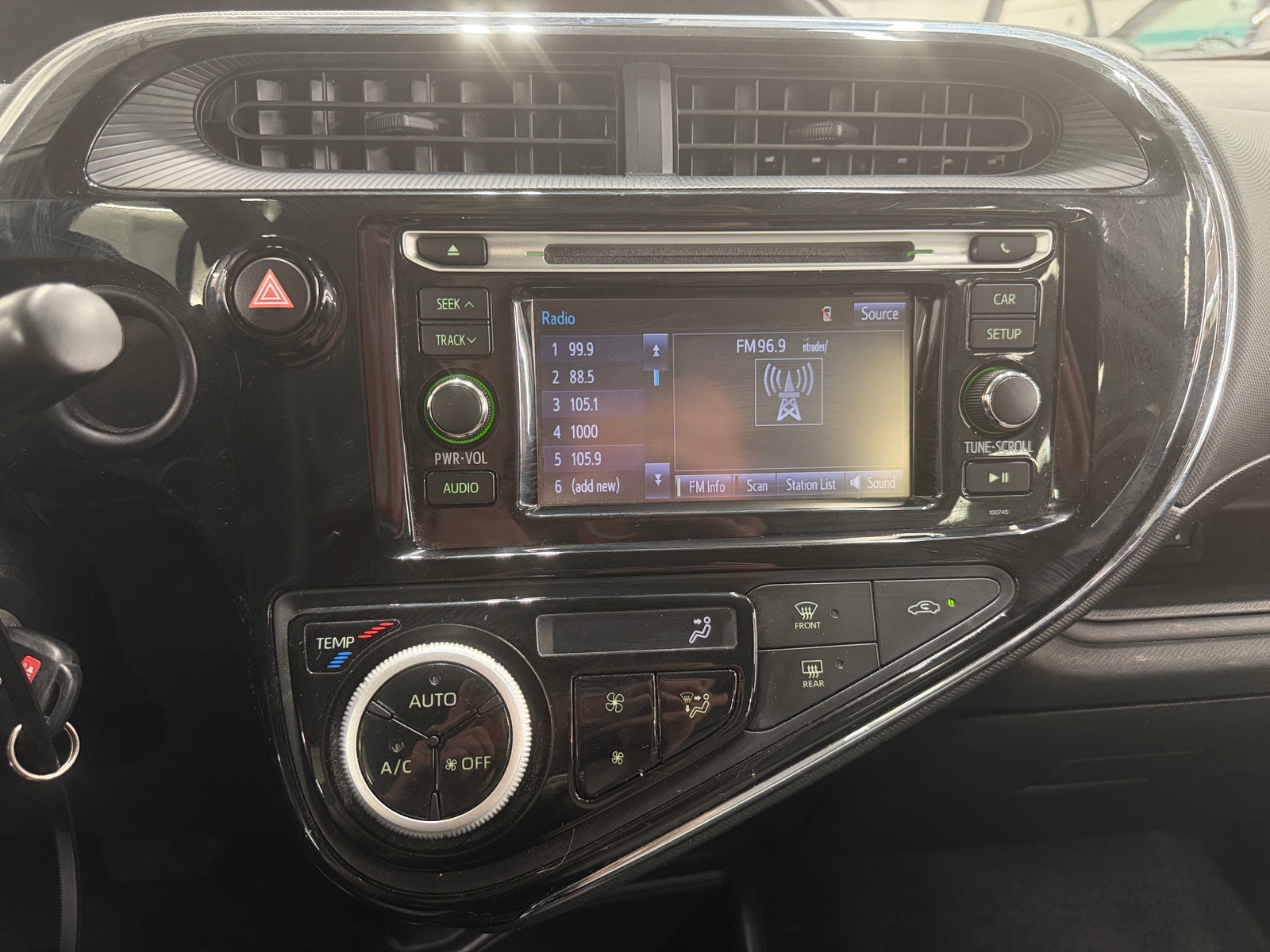 Thumbnail: 2018 Toyota Prius c - 4