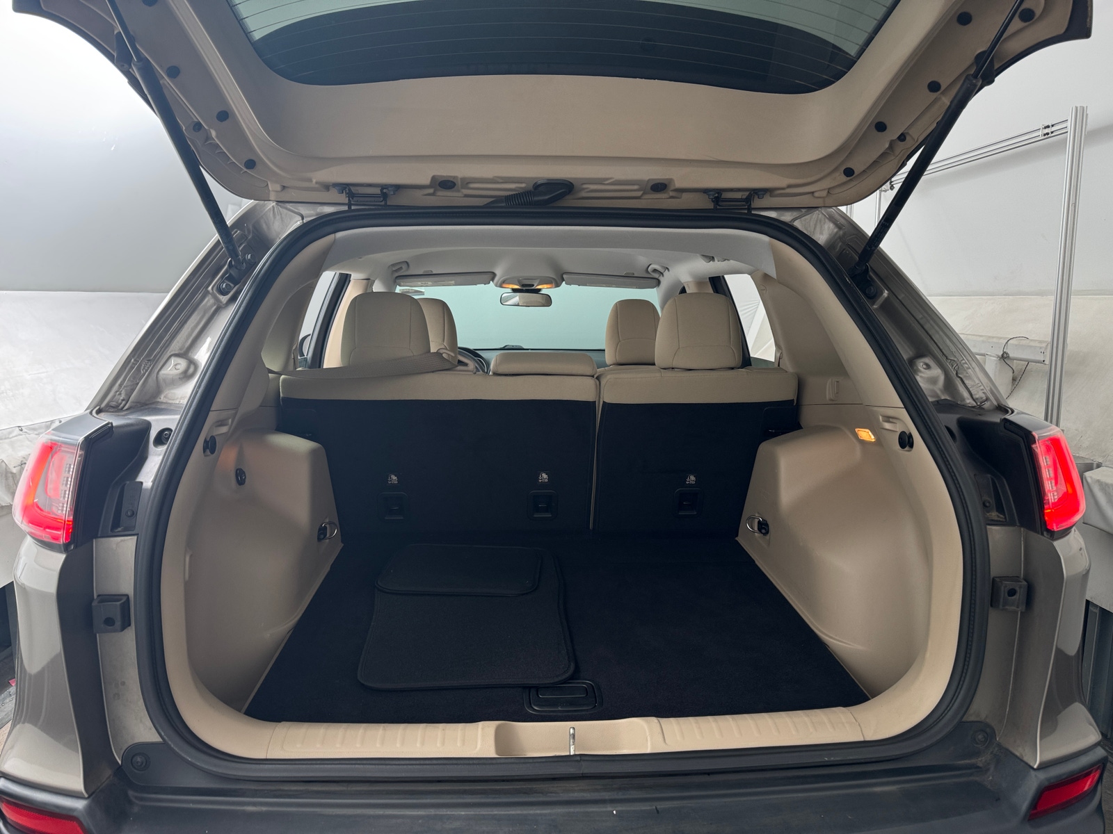 Thumbnail: 2019 Jeep Cherokee - 7