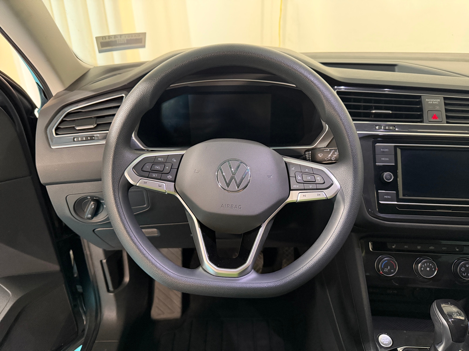 Thumbnail: 2022 Volkswagen Tiguan - 5