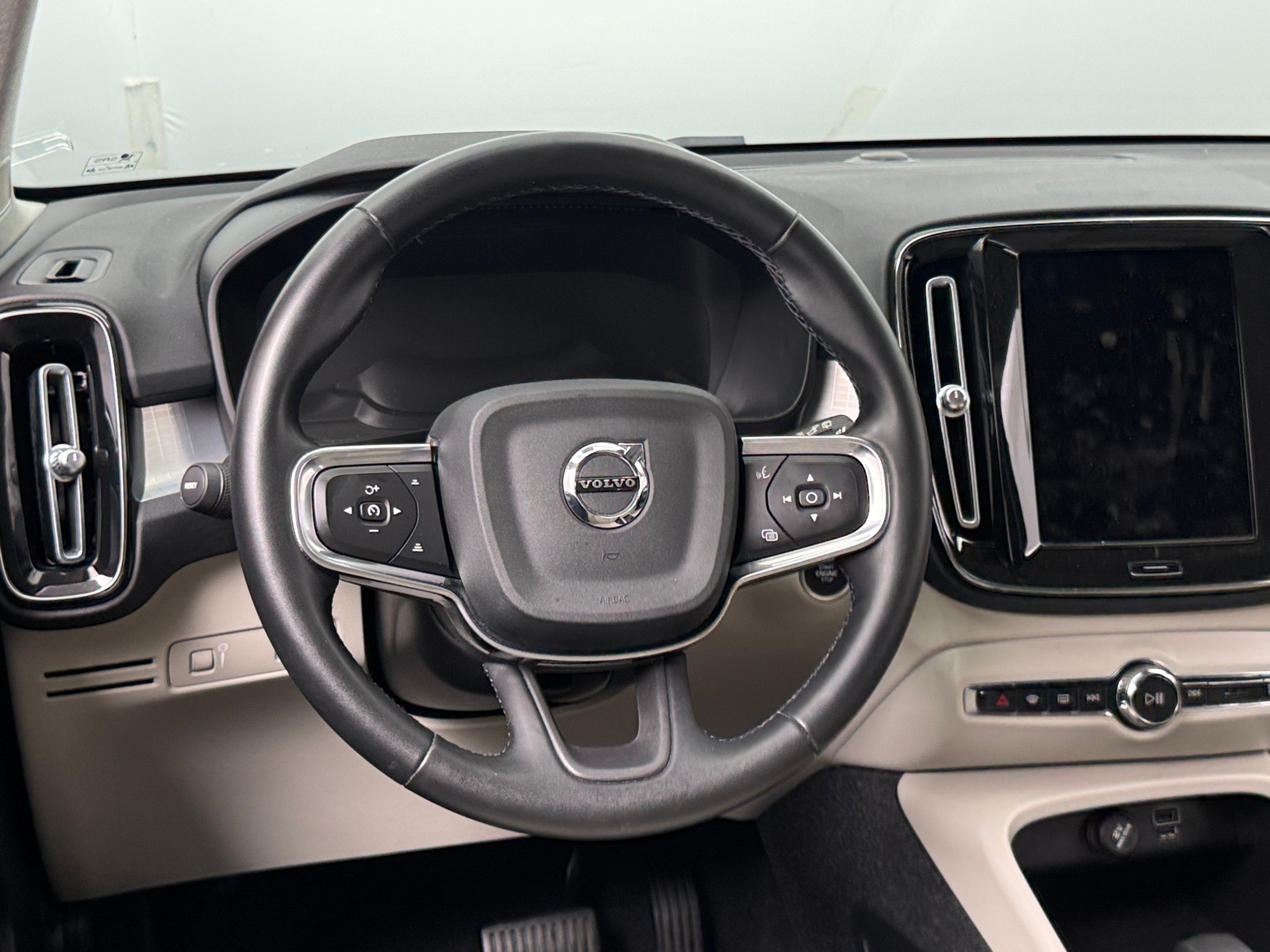 Thumbnail: 2022 Volvo XC40 - 4