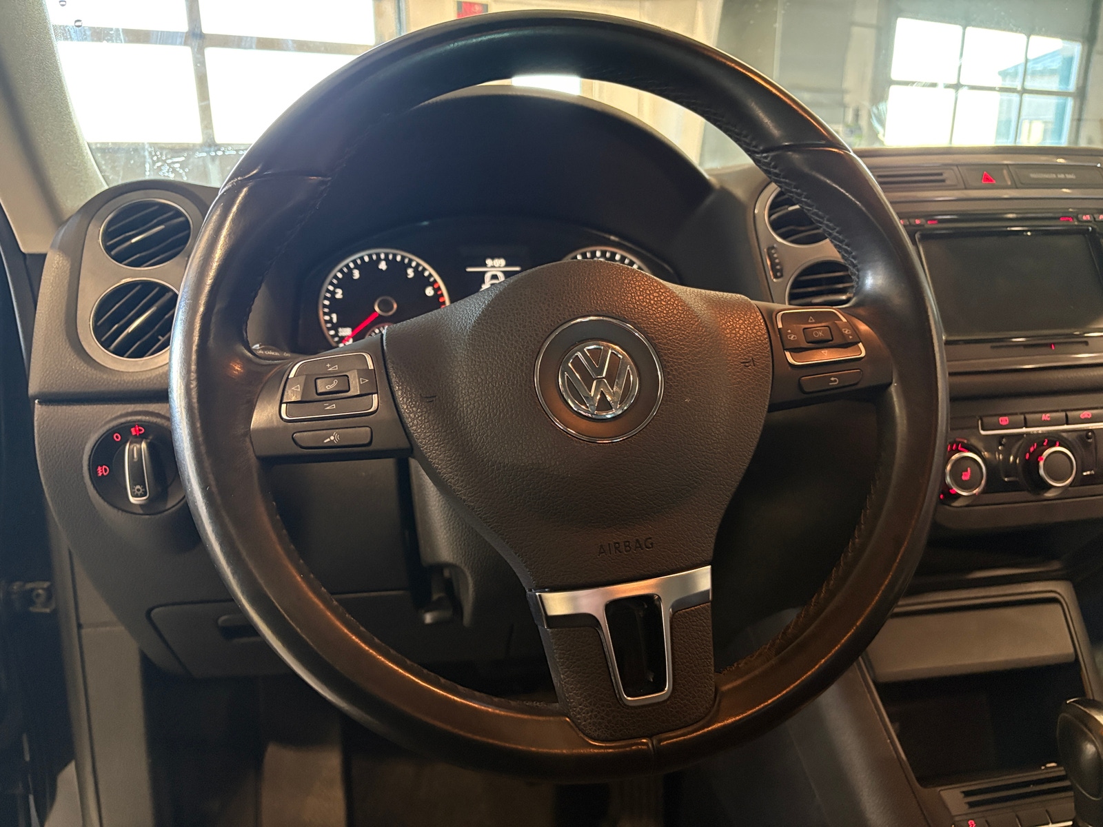 Thumbnail: 2012 Volkswagen Tiguan - 5