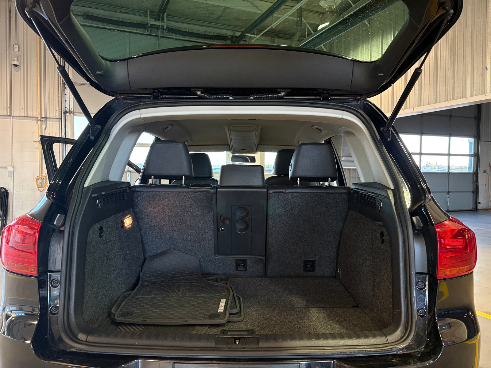 Thumbnail: 2012 Volkswagen Tiguan - 7