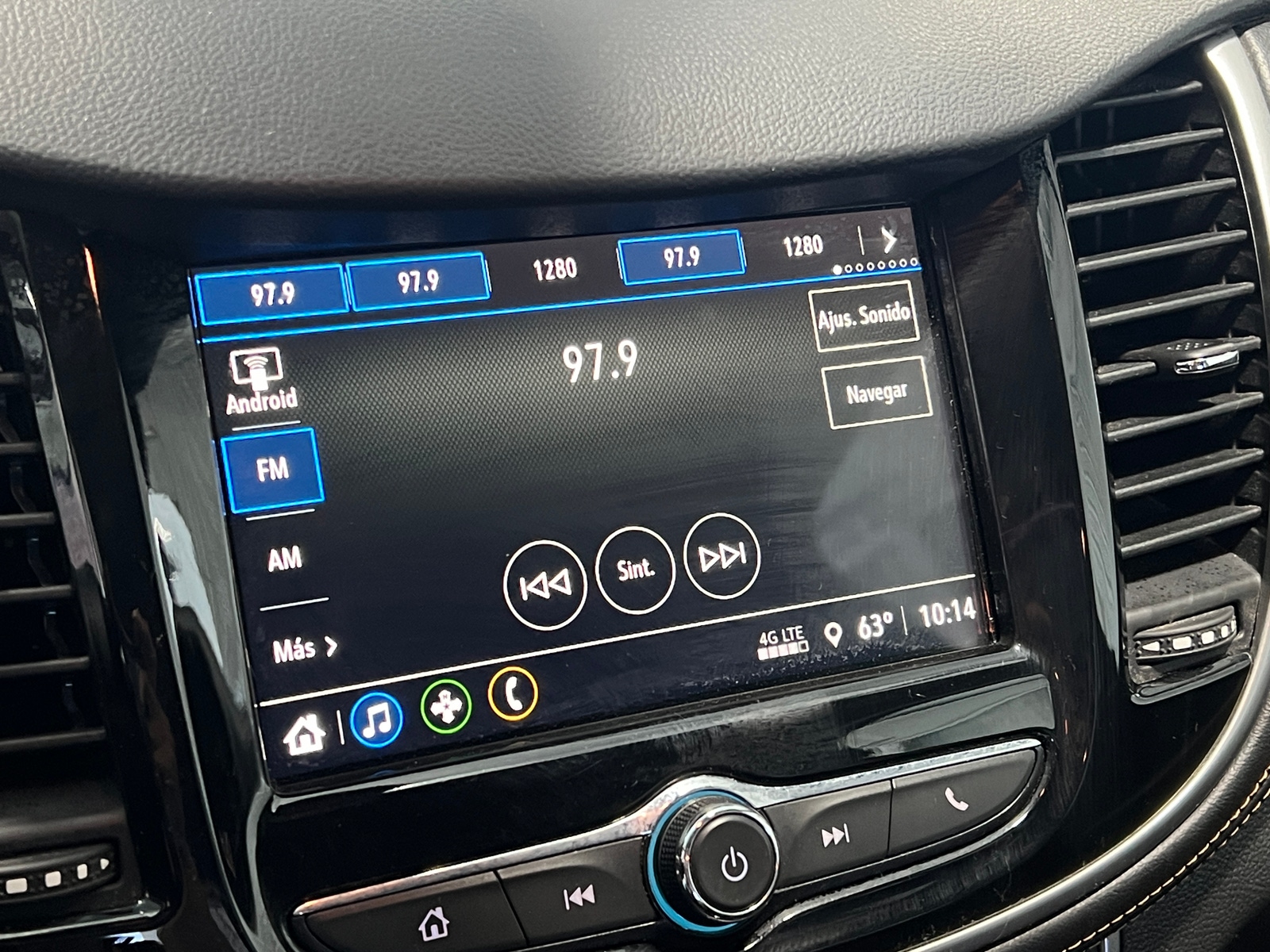 Thumbnail: 2018 Chevrolet Trax - 3
