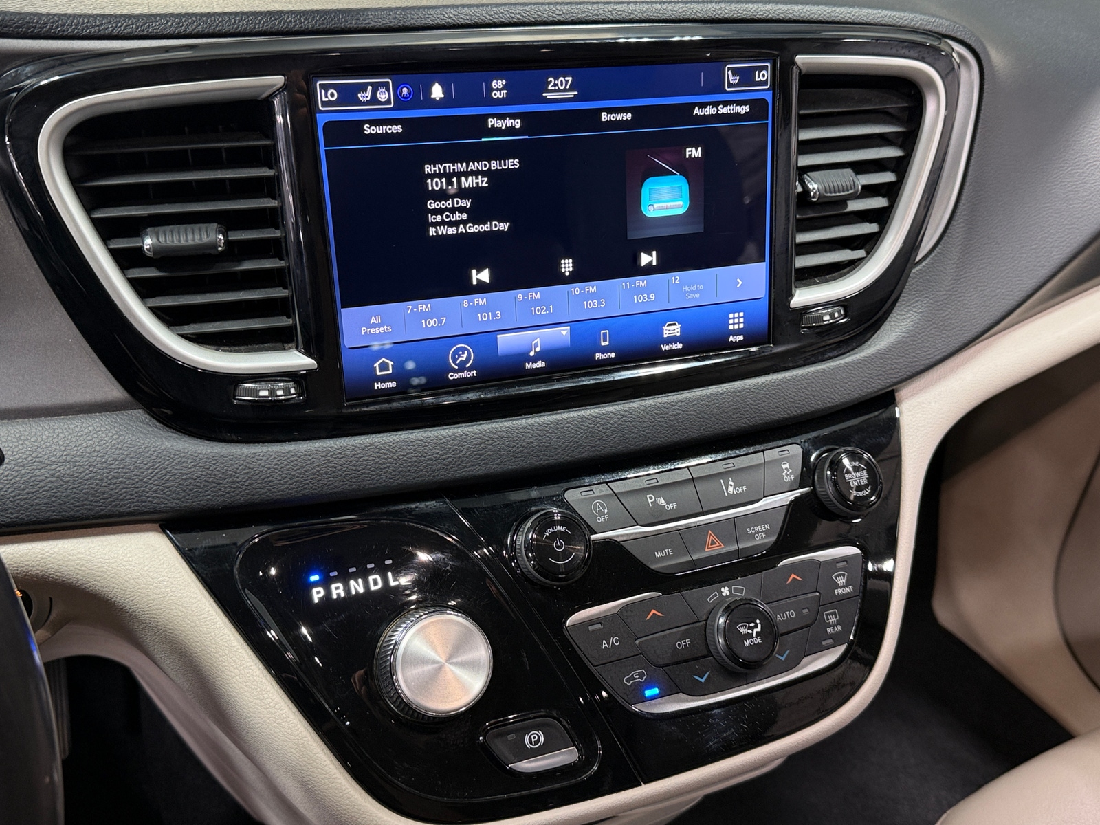 Thumbnail: 2021 Chrysler Pacifica - 3