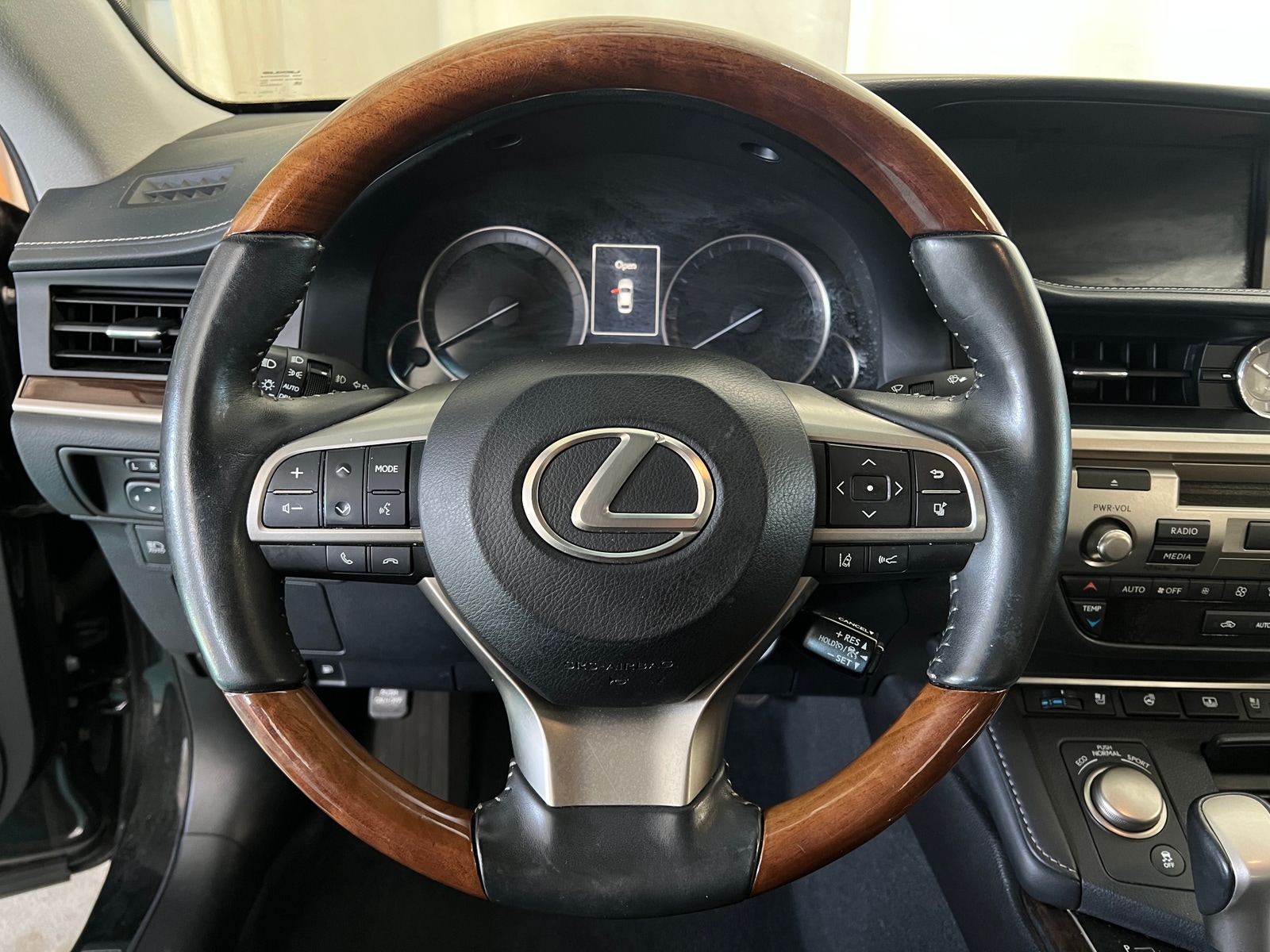 Thumbnail: 2016 Lexus ES - 4