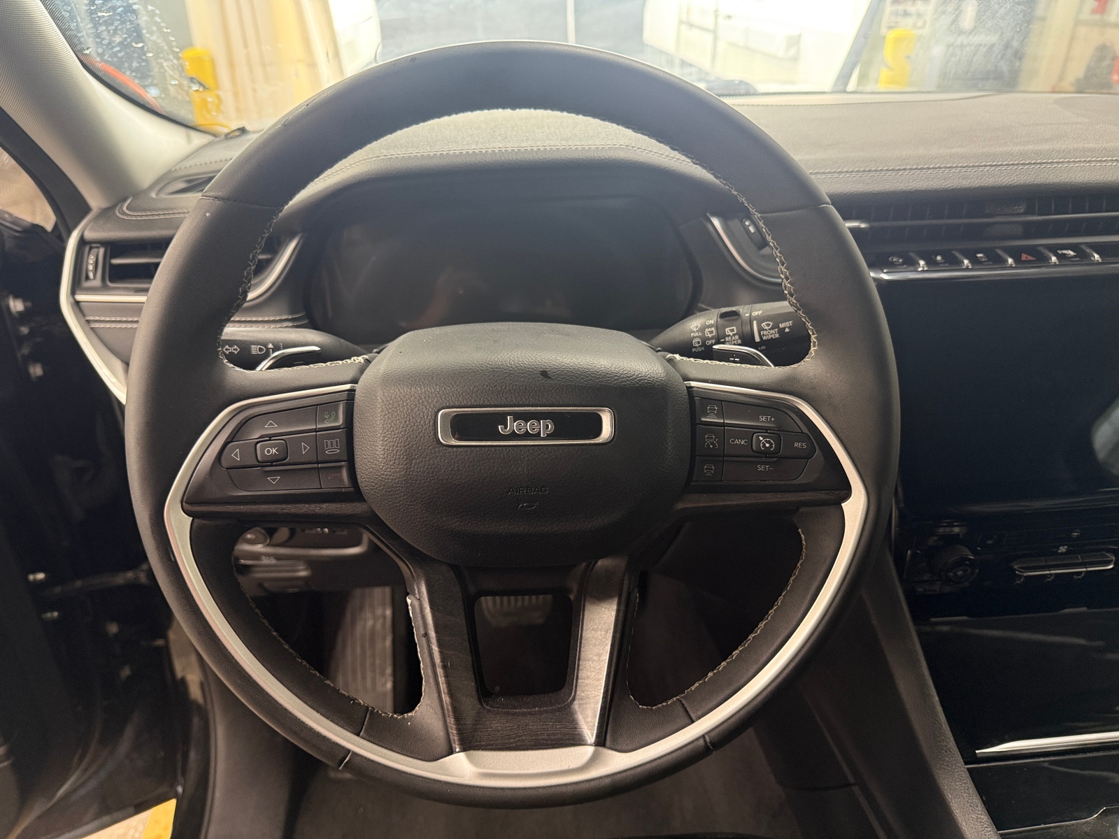 Thumbnail: 2023 Jeep Grand Cherokee L - 4