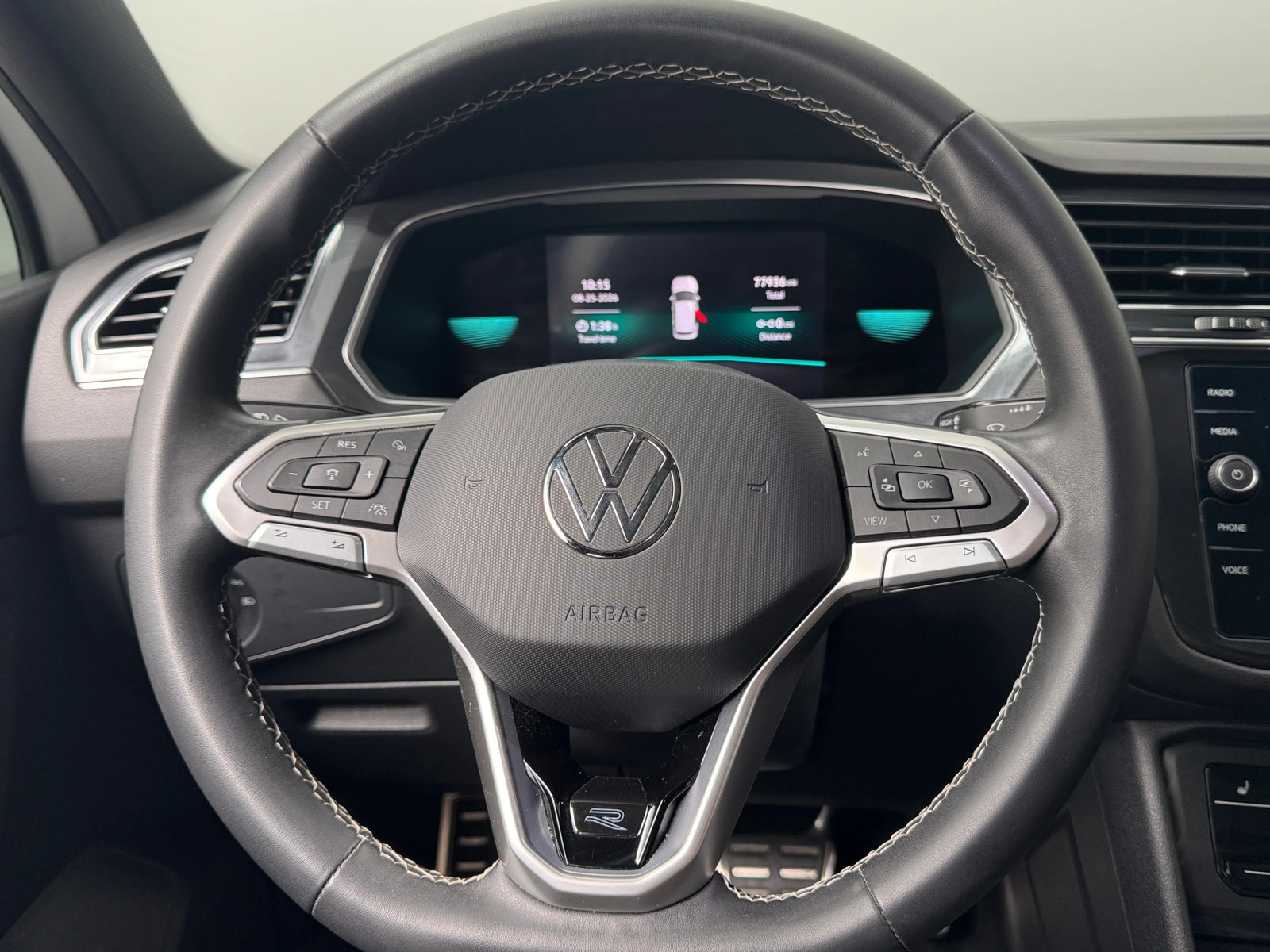 Thumbnail: 2023 Volkswagen Tiguan - 4