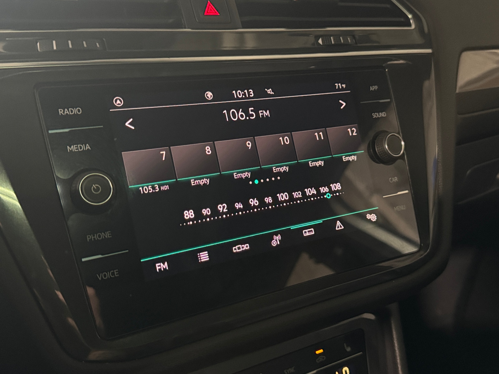 Thumbnail: 2023 Volkswagen Tiguan - 3
