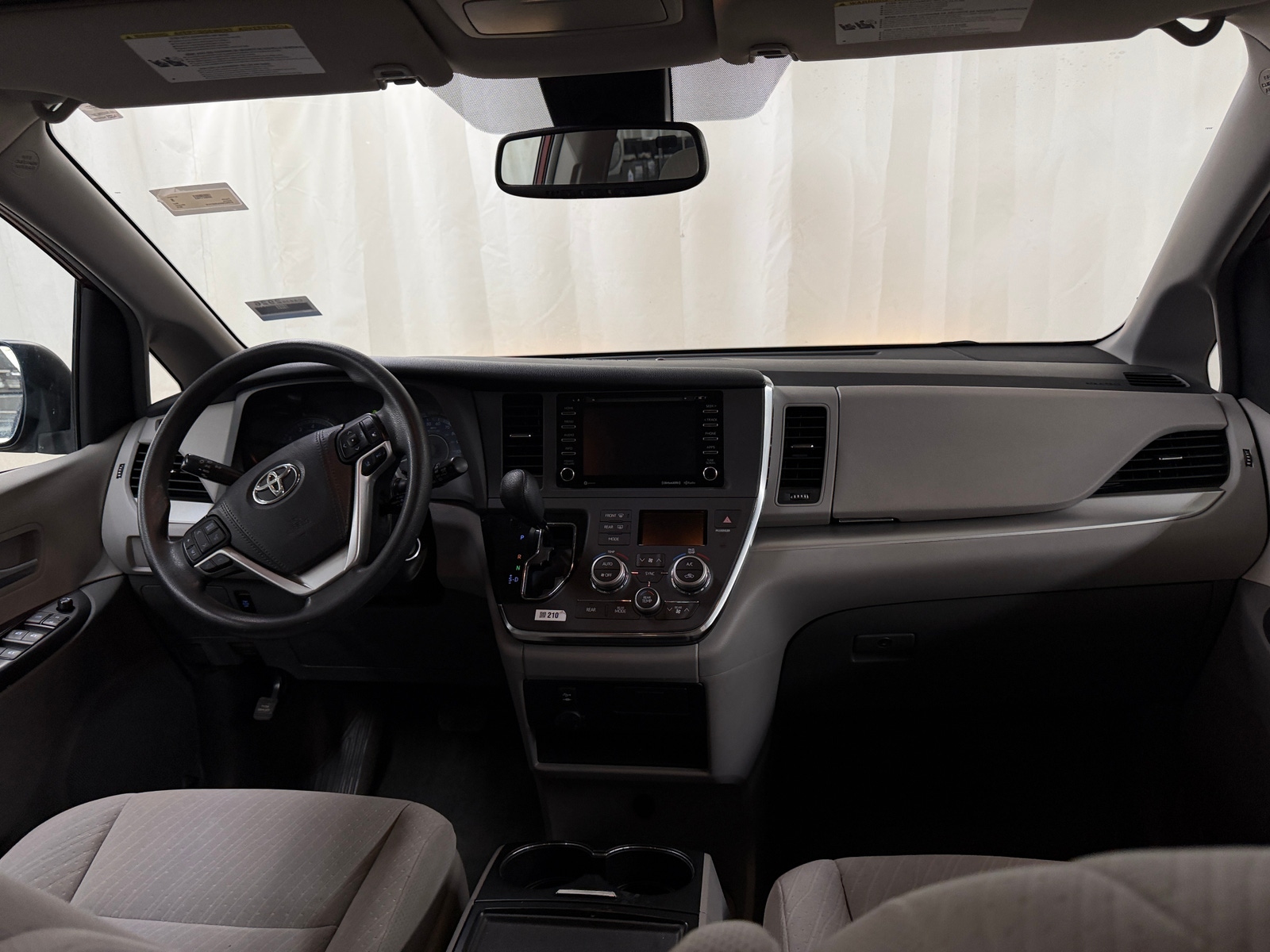 Thumbnail: 2018 Toyota Sienna - 3
