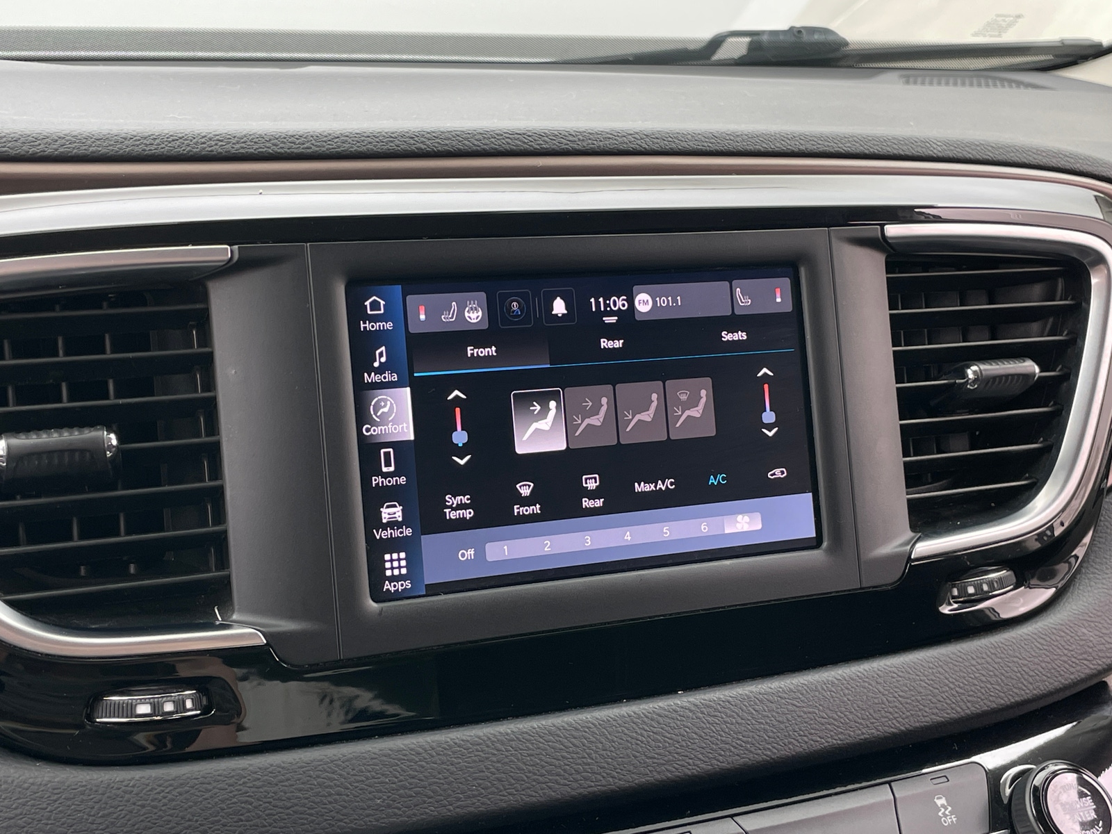 Thumbnail: 2023 Chrysler Voyager - 4