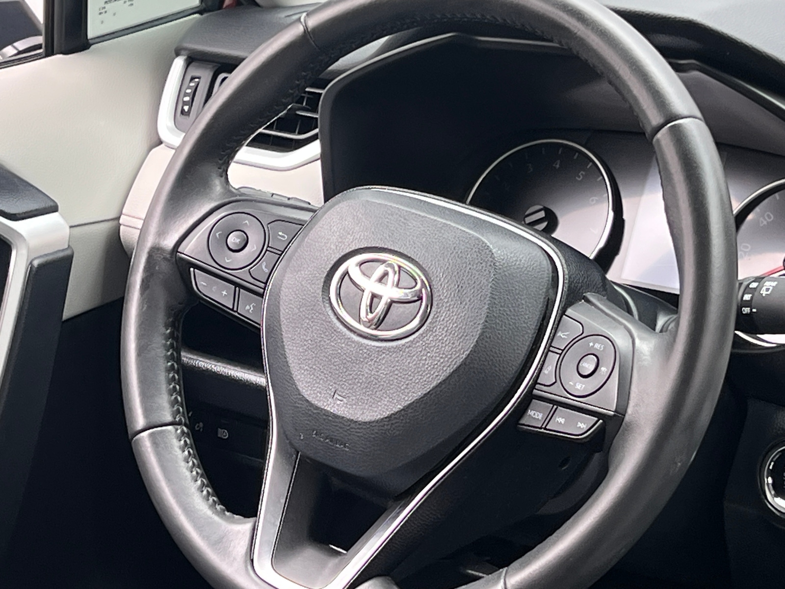 Thumbnail: 2019 Toyota RAV4 - 4