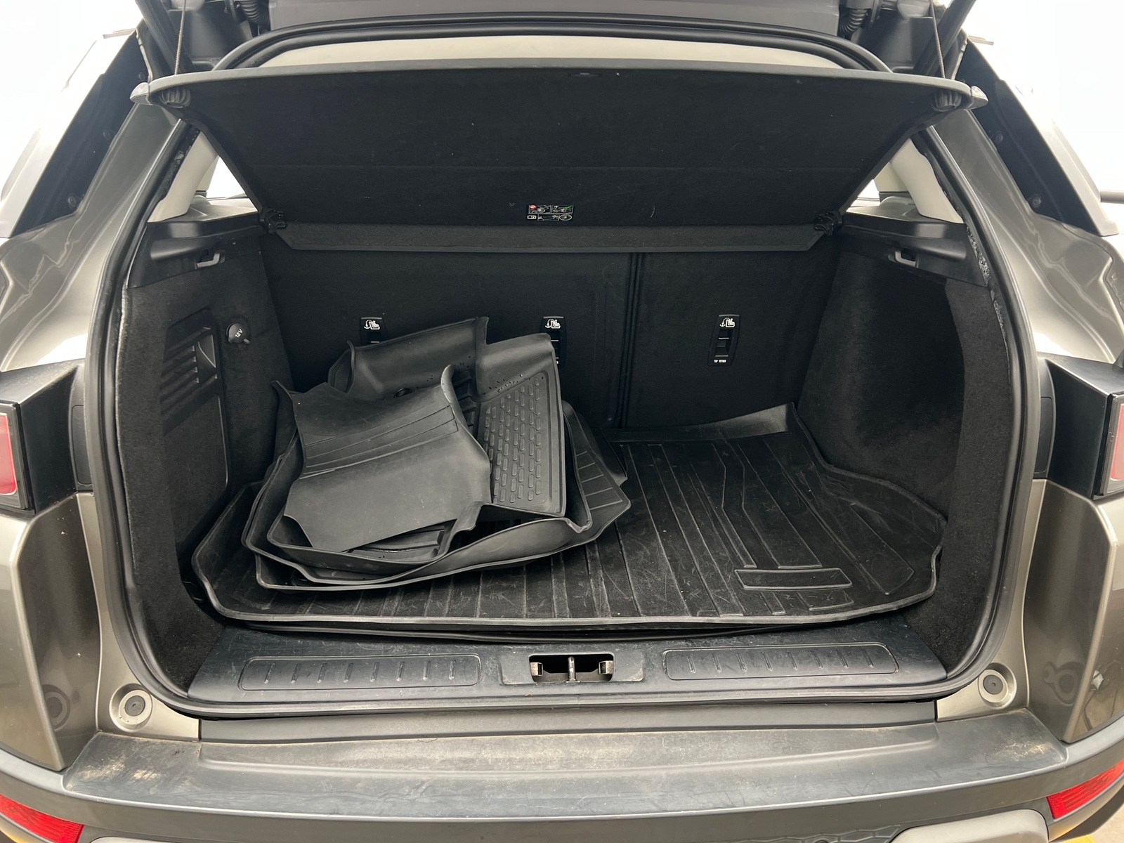 Thumbnail: 2019 Land Rover Range Rover Evoque - 6