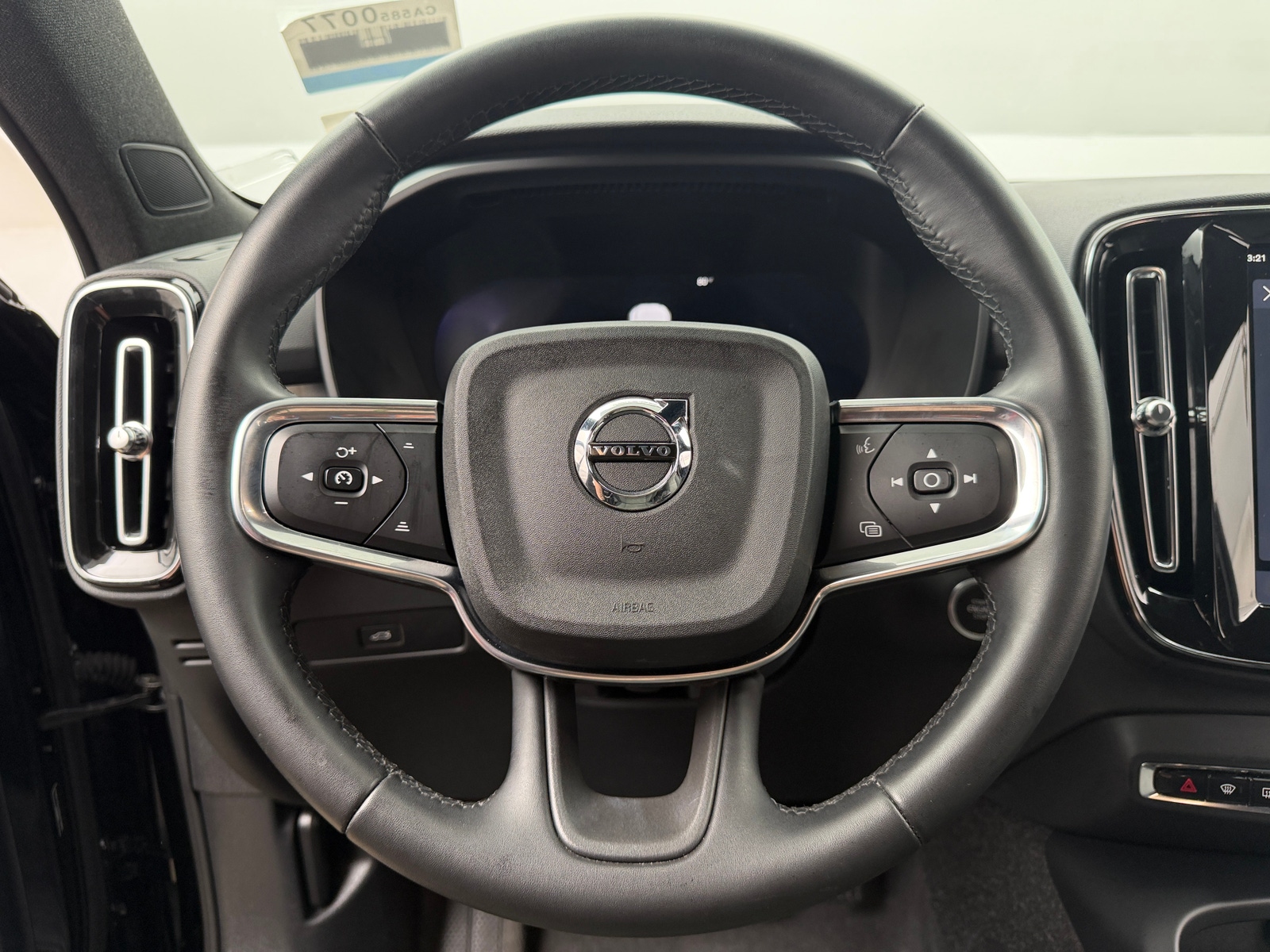 Thumbnail: 2025 Volvo XC40 - 5