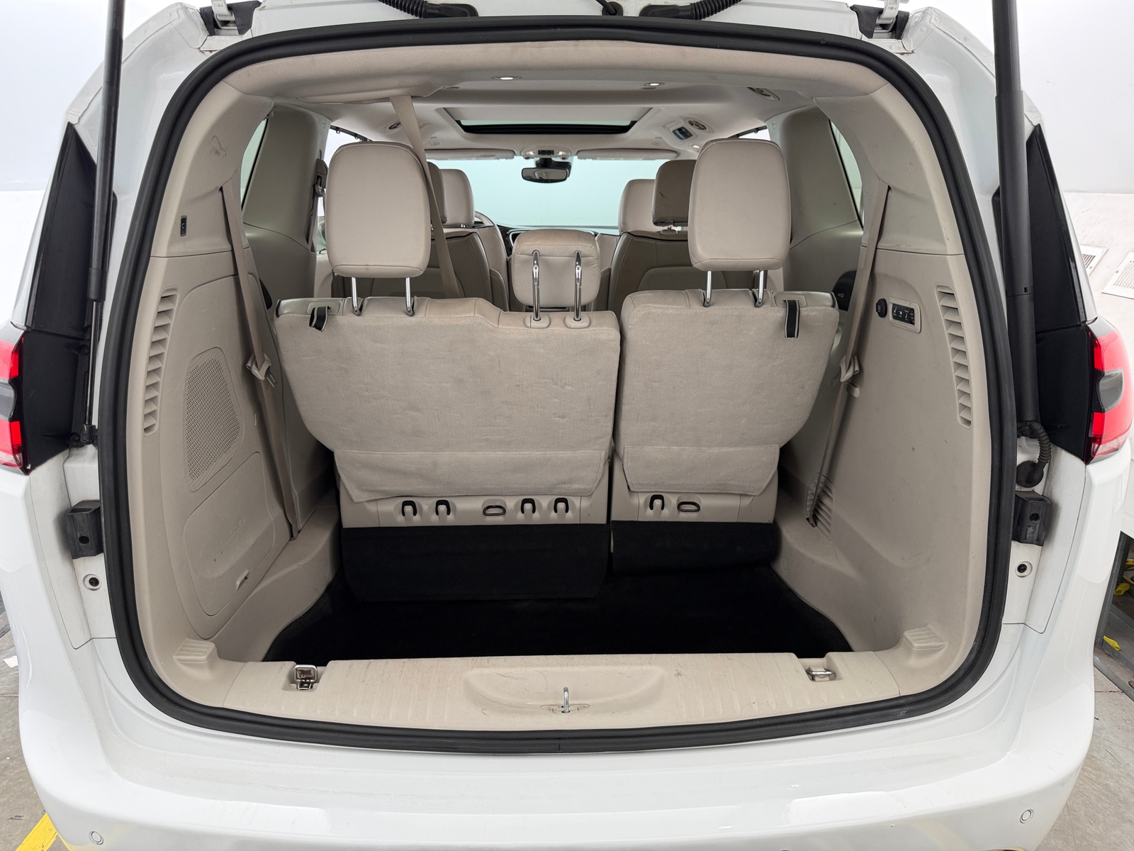 Thumbnail: 2021 Chrysler Pacifica - 6