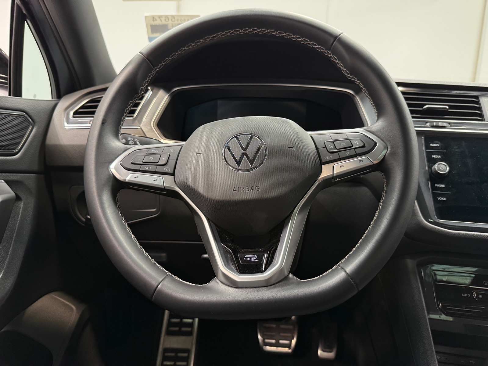 Thumbnail: 2023 Volkswagen Tiguan - 4