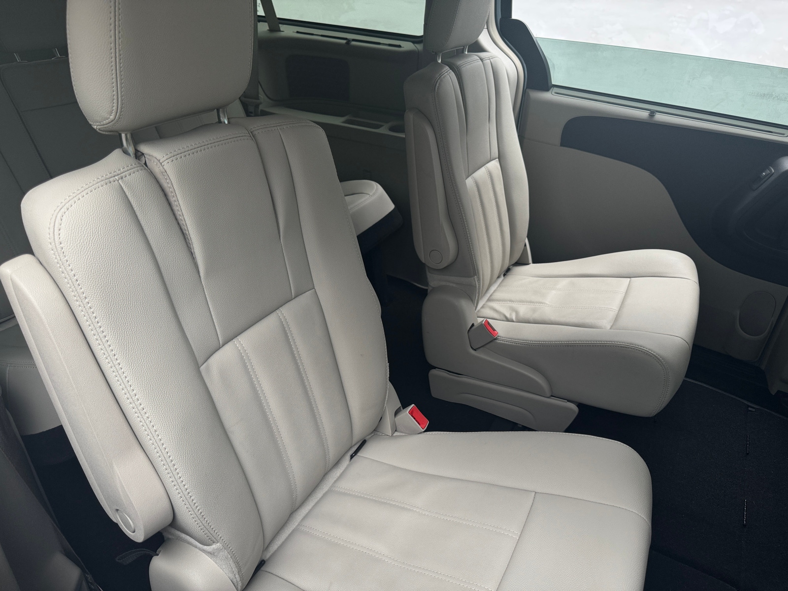 Thumbnail: 2016 Chrysler Town & Country - 5