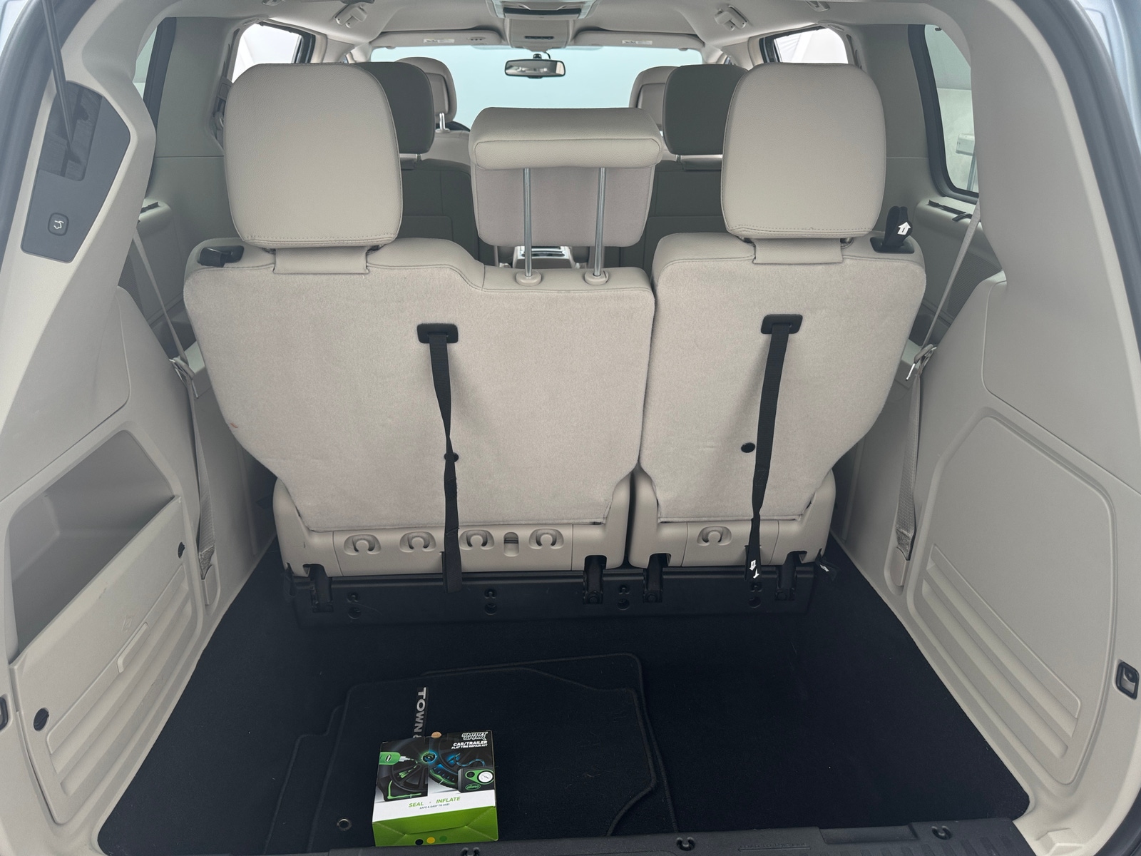 Thumbnail: 2016 Chrysler Town & Country - 6