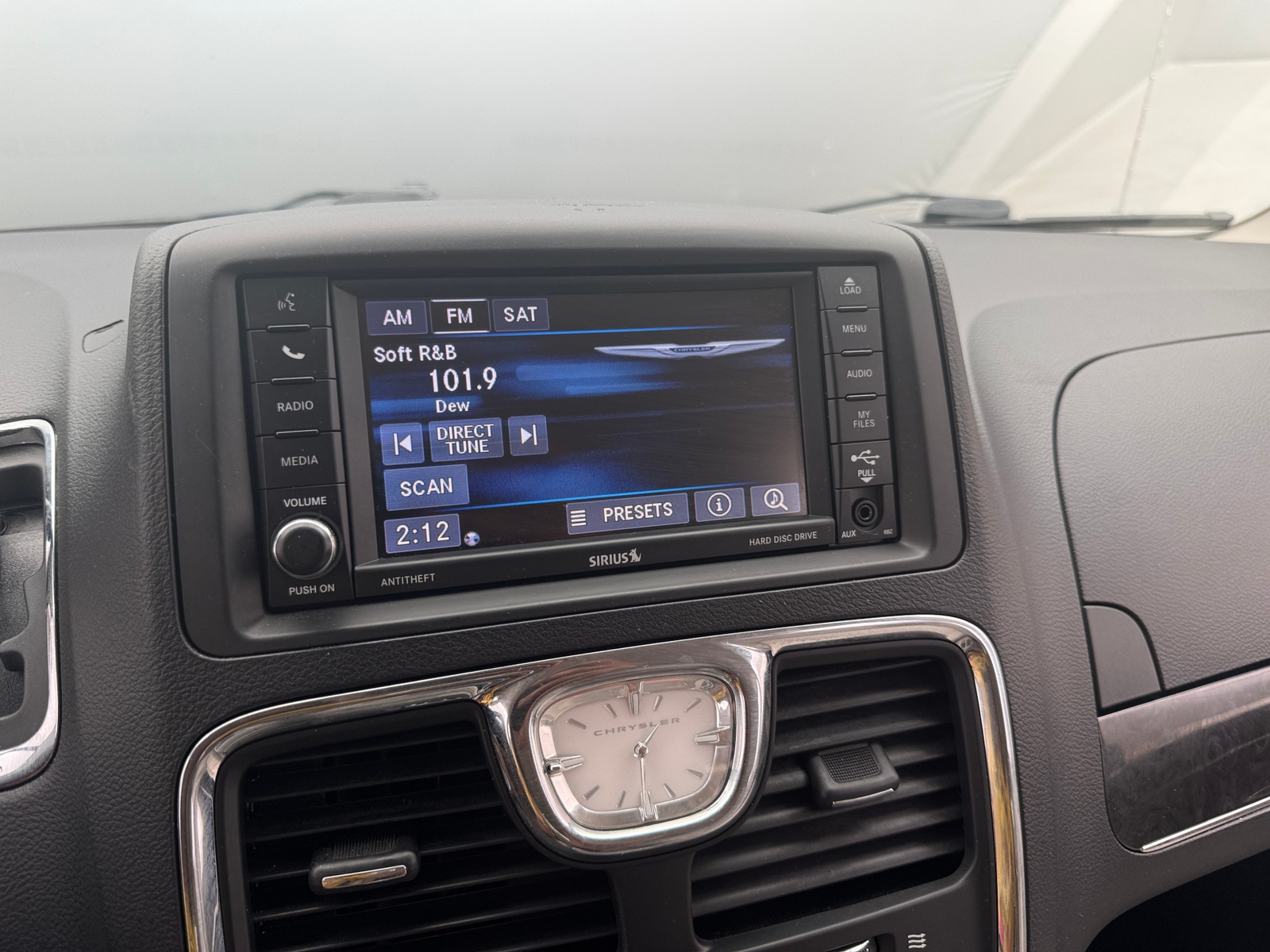 Thumbnail: 2016 Chrysler Town & Country - 3