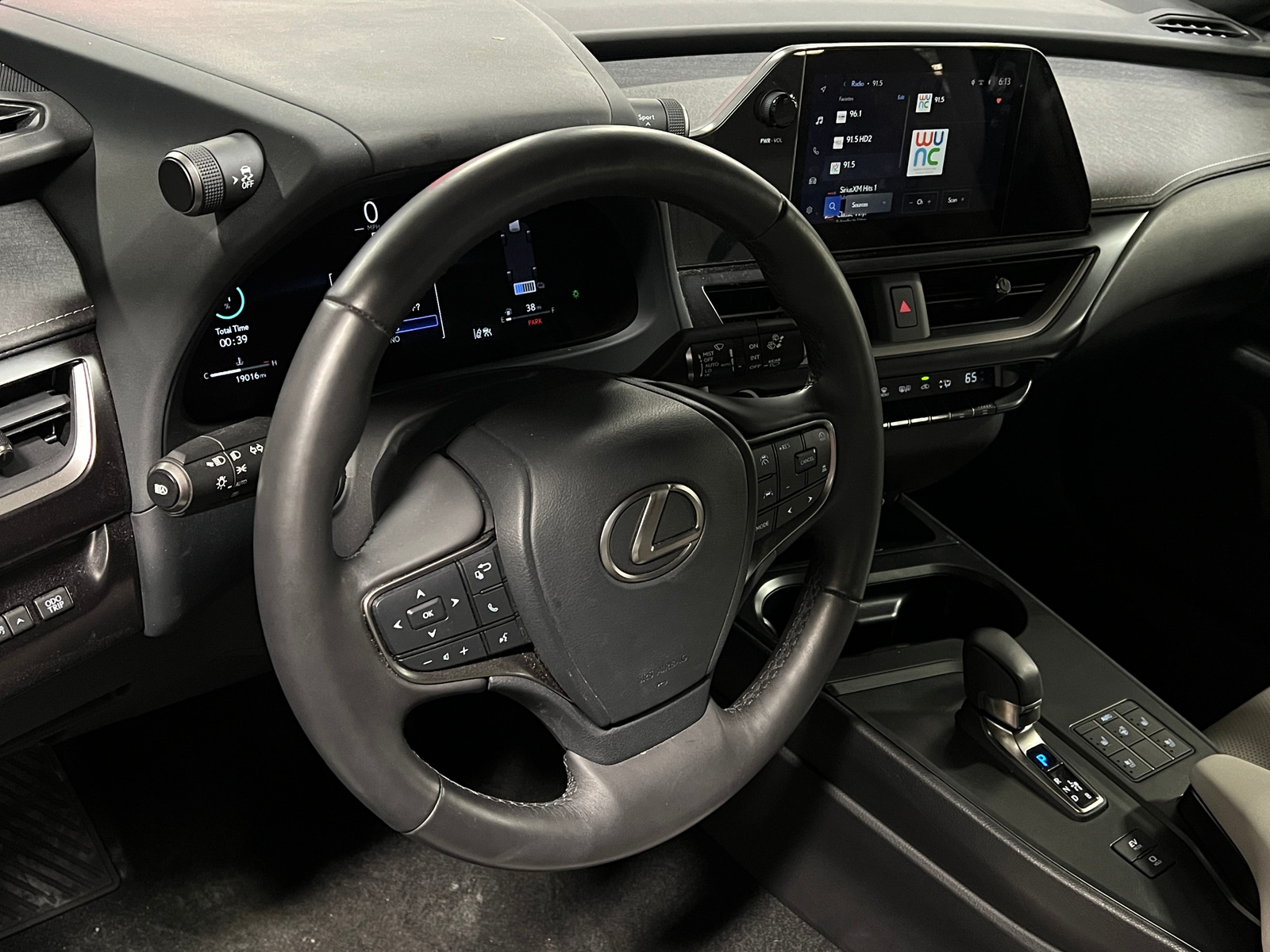 Thumbnail: 2025 Lexus UX - 4