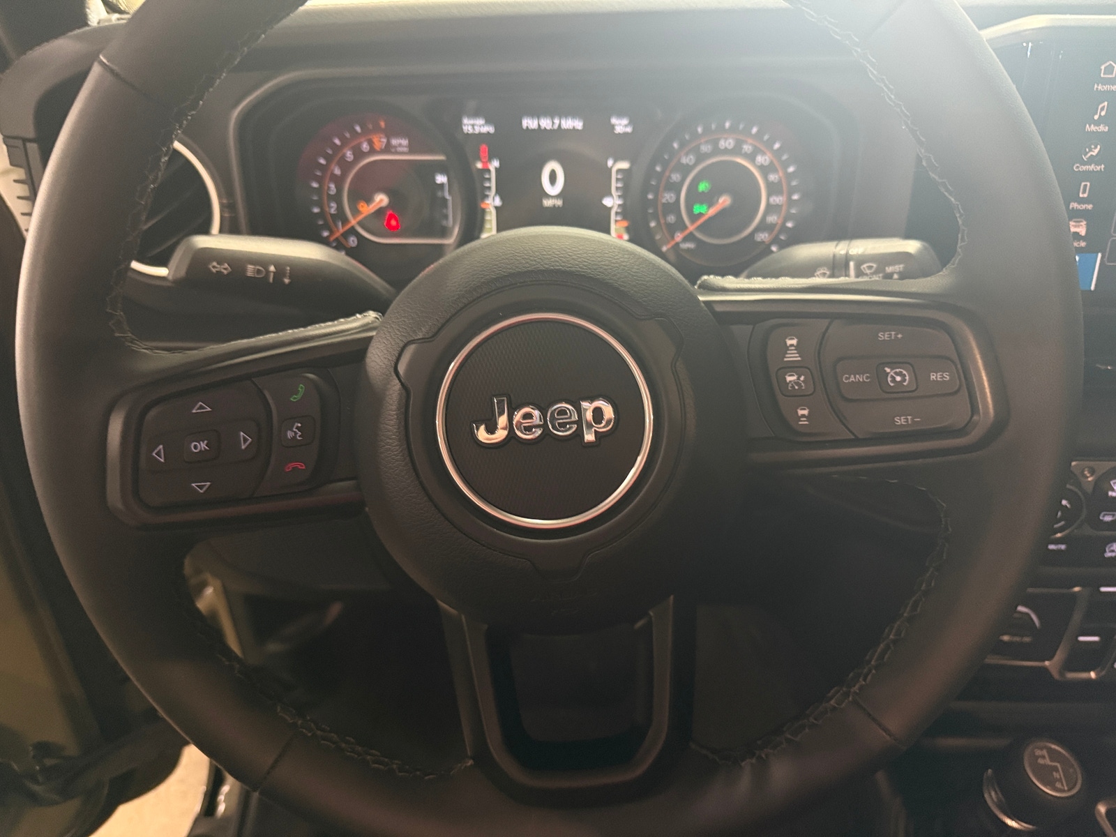 Thumbnail: 2025 Jeep Gladiator - 4