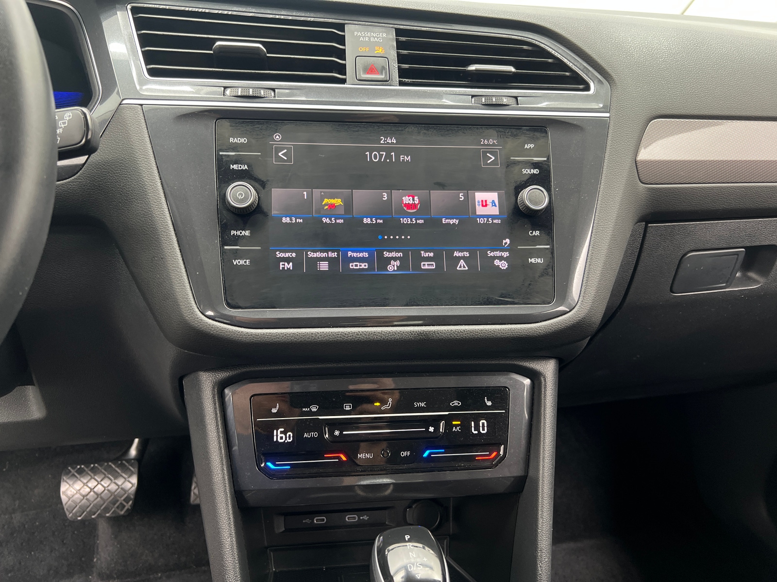 Thumbnail: 2022 Volkswagen Tiguan - 4