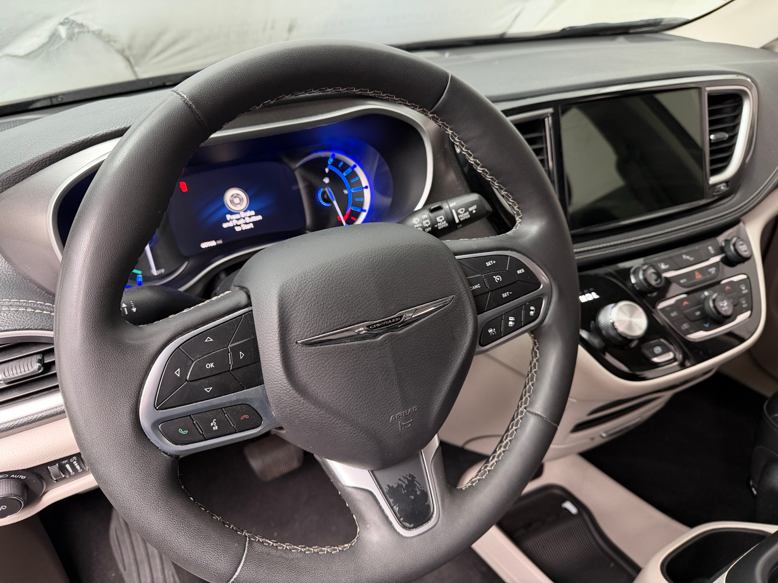 Thumbnail: 2023 Chrysler Pacifica - 4