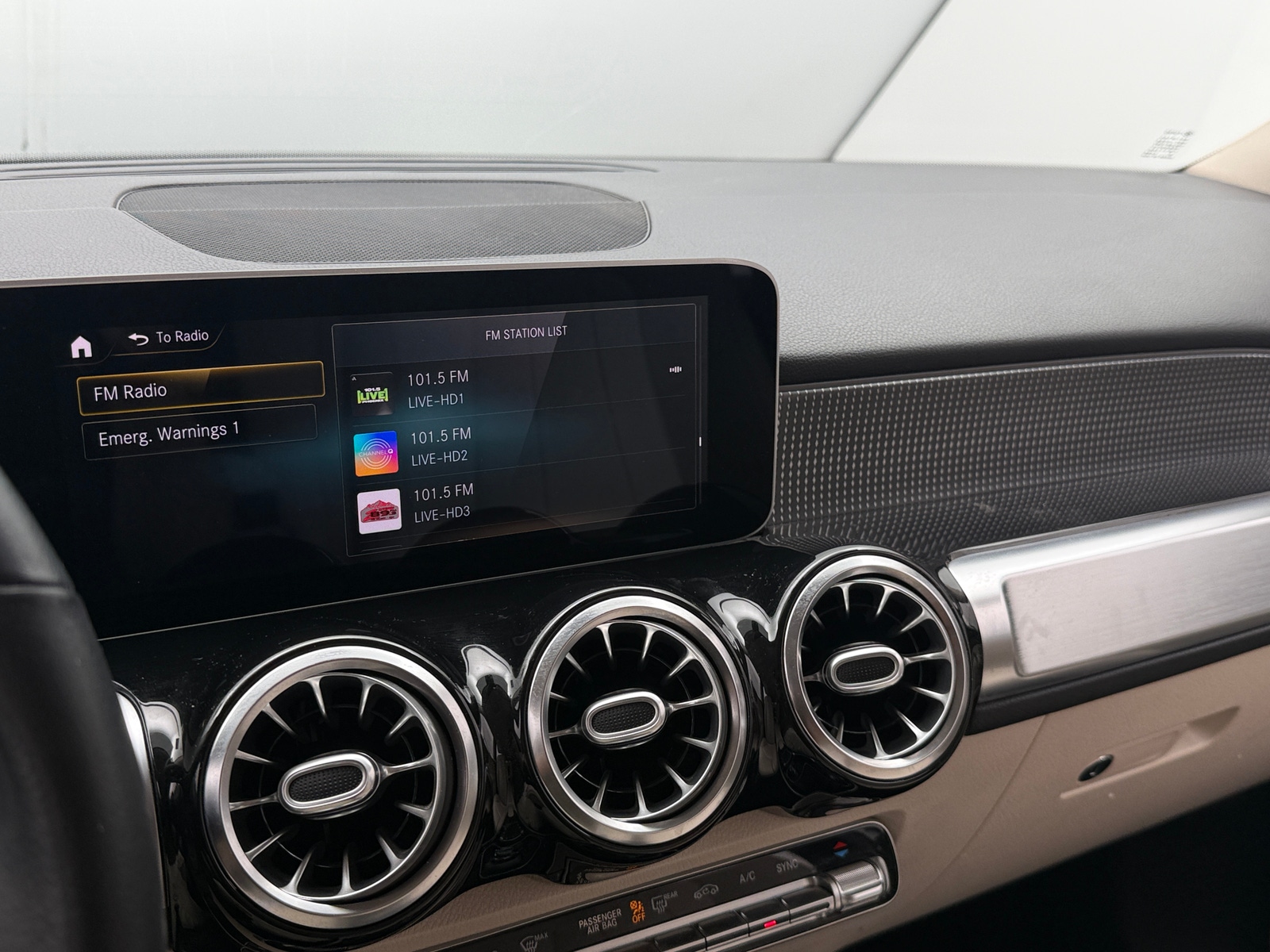 Thumbnail: 2021 Mercedes-Benz GLB - 3