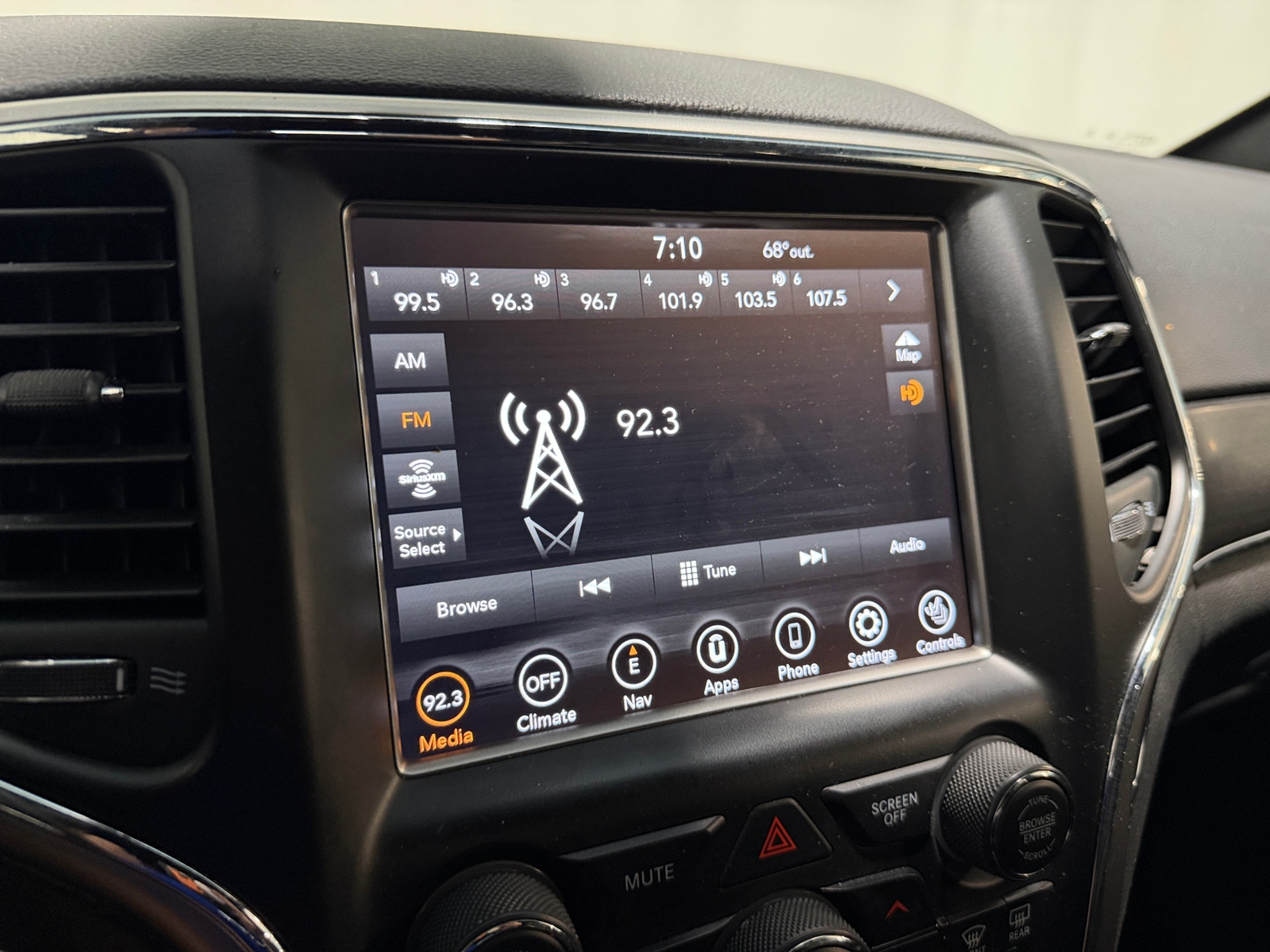Thumbnail: 2018 Jeep Grand Cherokee - 3