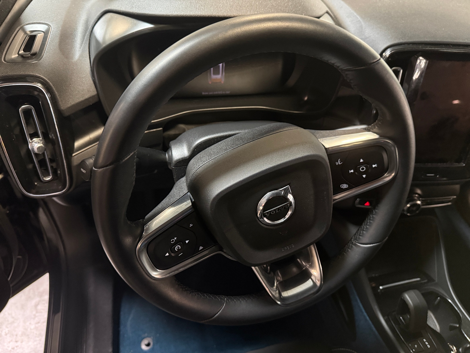Thumbnail: 2023 Volvo XC40 - 5
