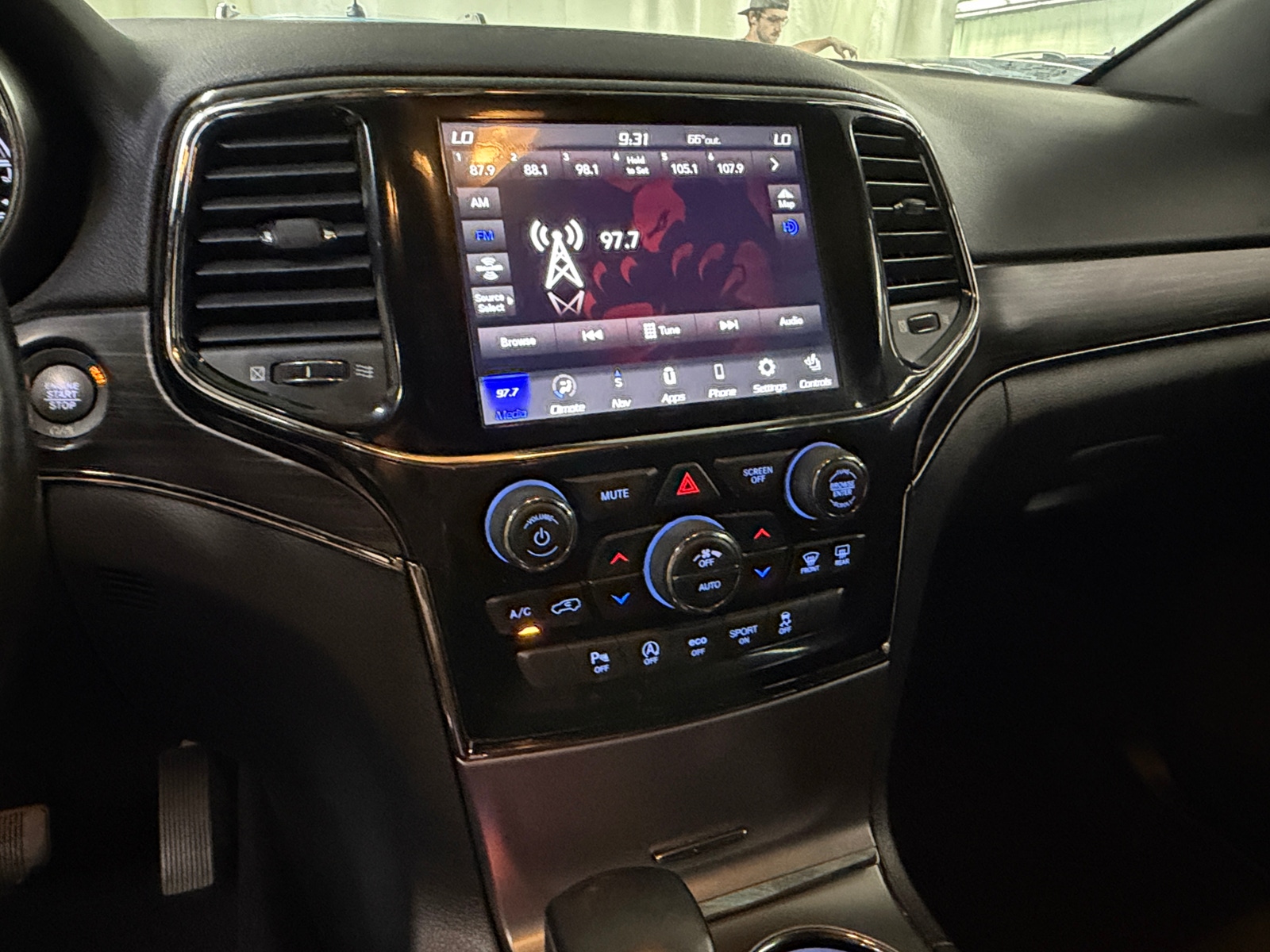 Thumbnail: 2020 Jeep Grand Cherokee - 3
