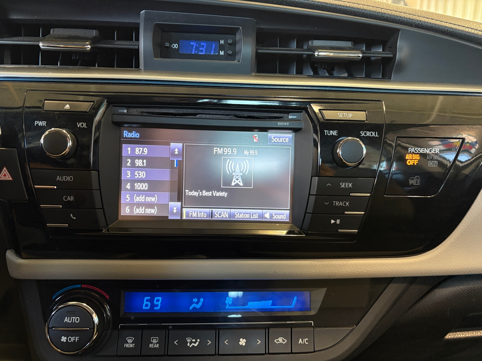 Thumbnail: 2015 Toyota Corolla - 3