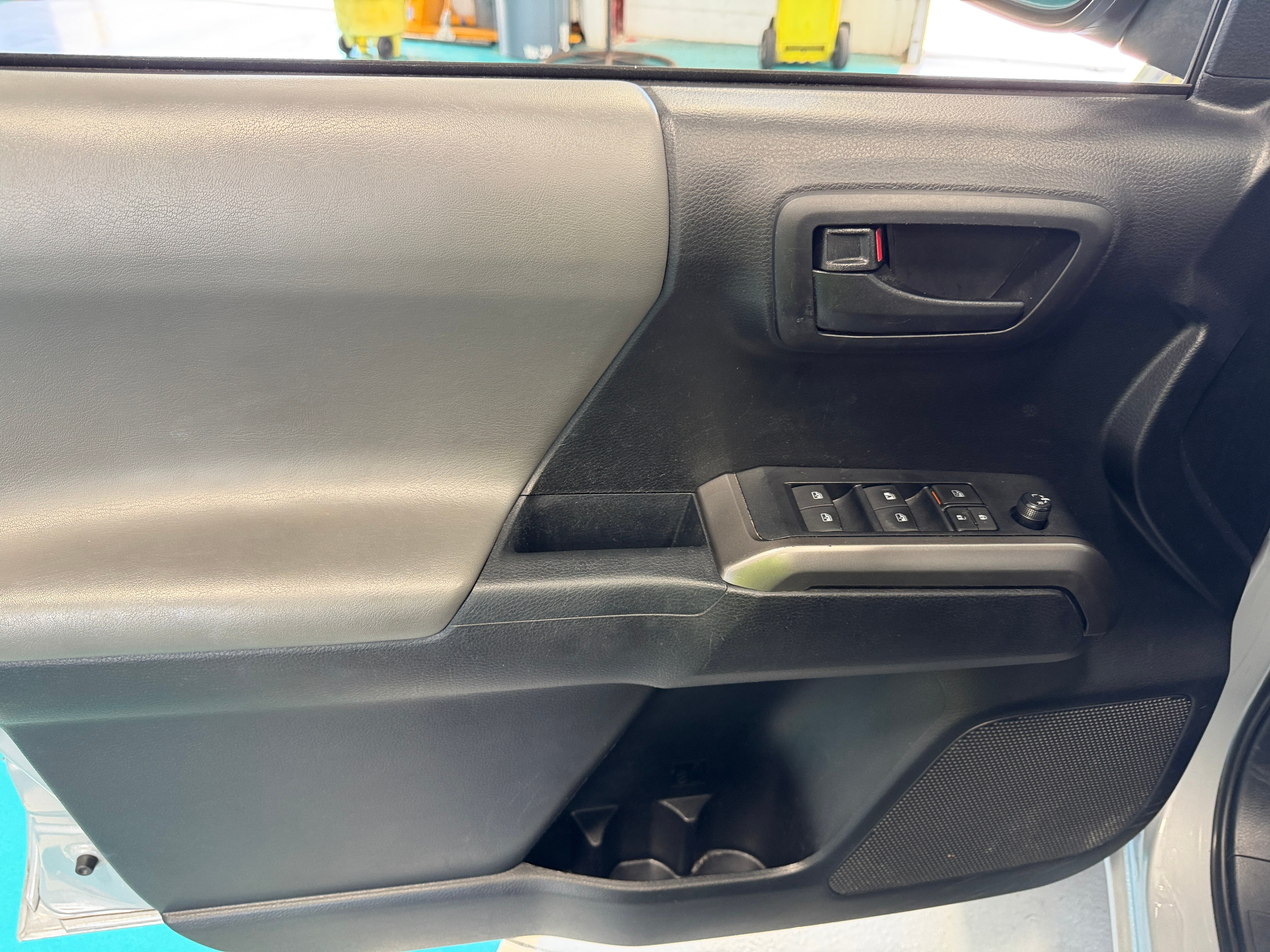 2021 Toyota Tacoma SR5 - Photo 2