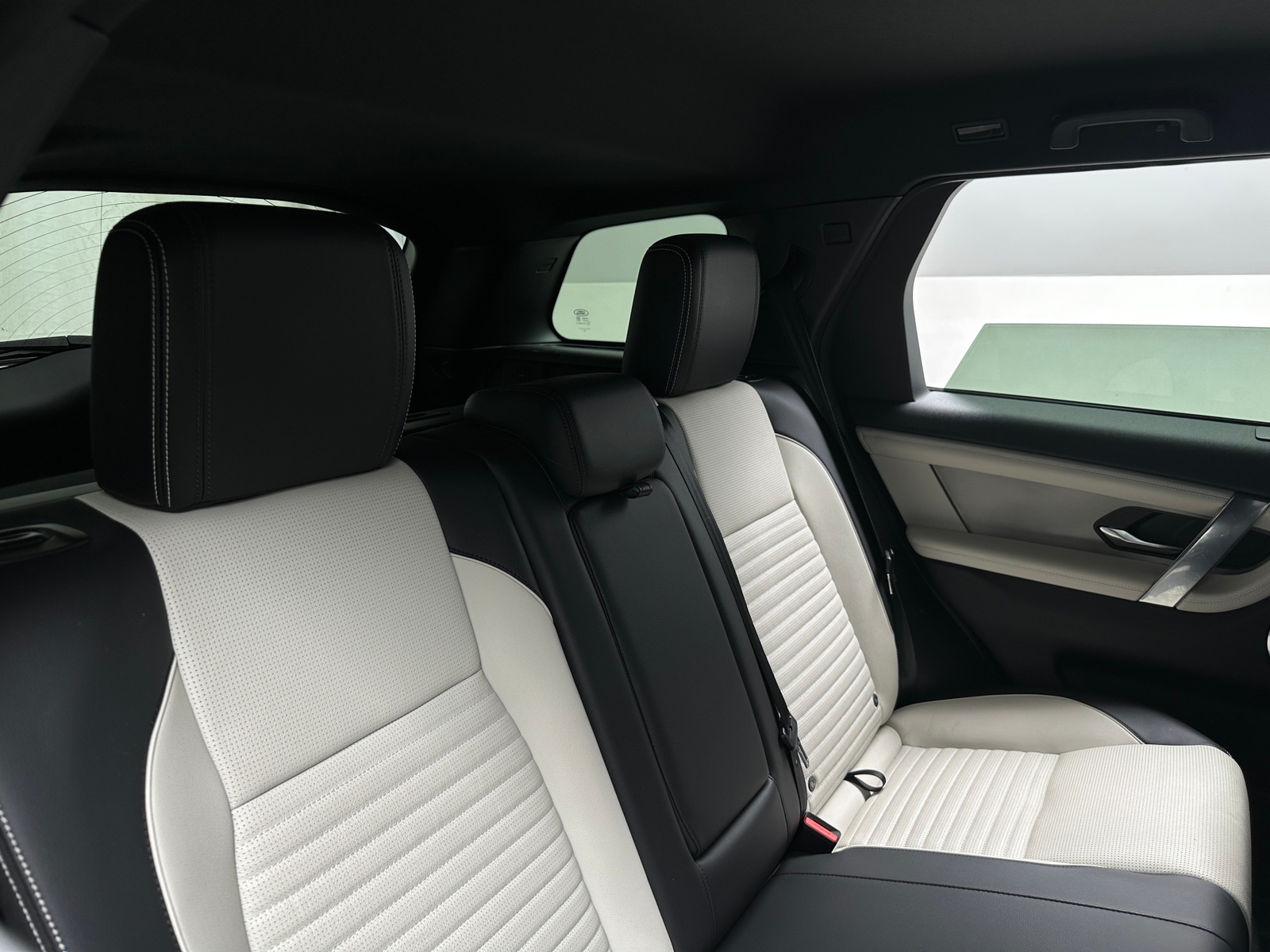 Thumbnail: 2023 Land Rover Discovery Sport - 5
