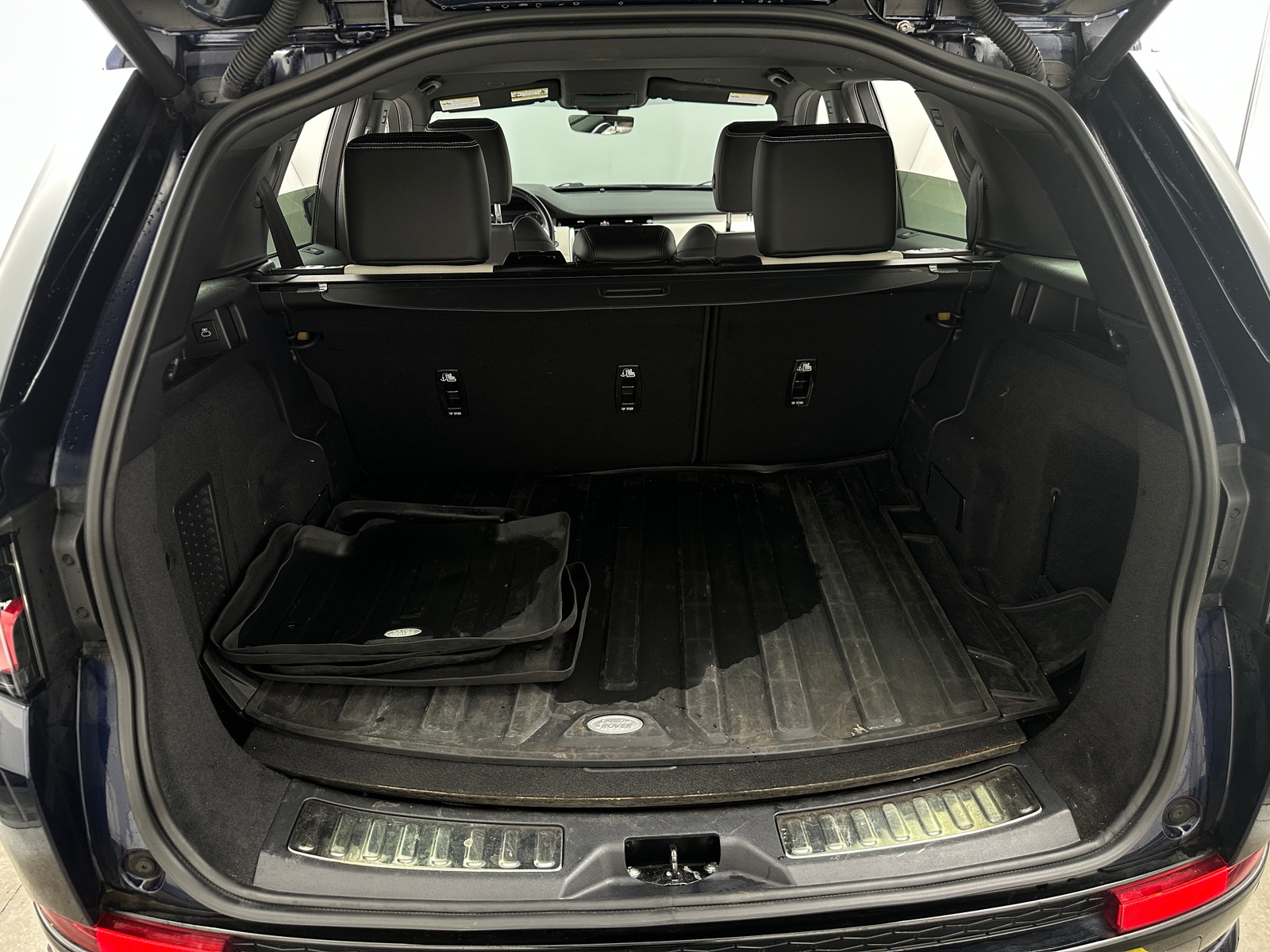 Thumbnail: 2023 Land Rover Discovery Sport - 6