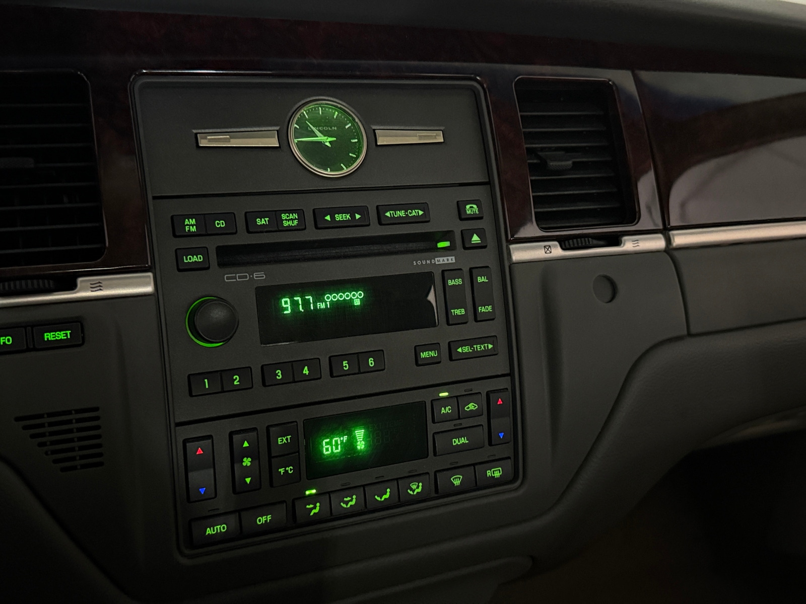 Thumbnail: 2011 Lincoln Town Car - 3