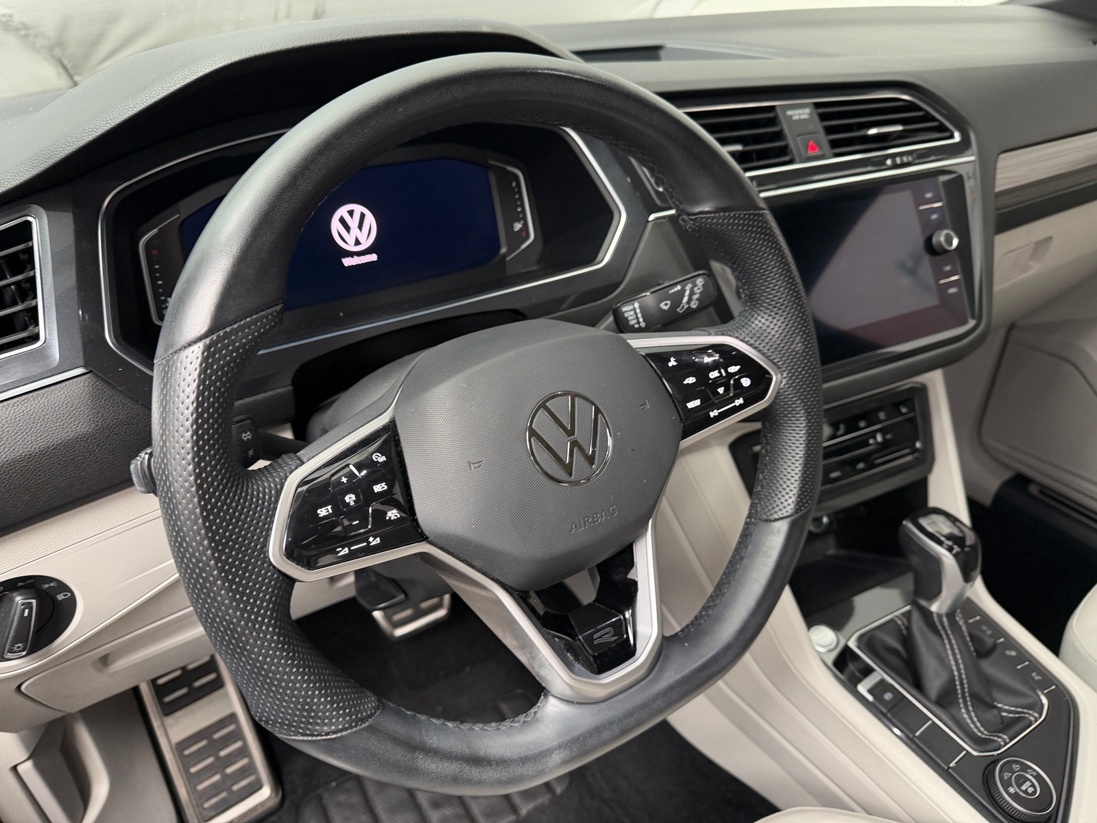 Thumbnail: 2022 Volkswagen Tiguan - 4