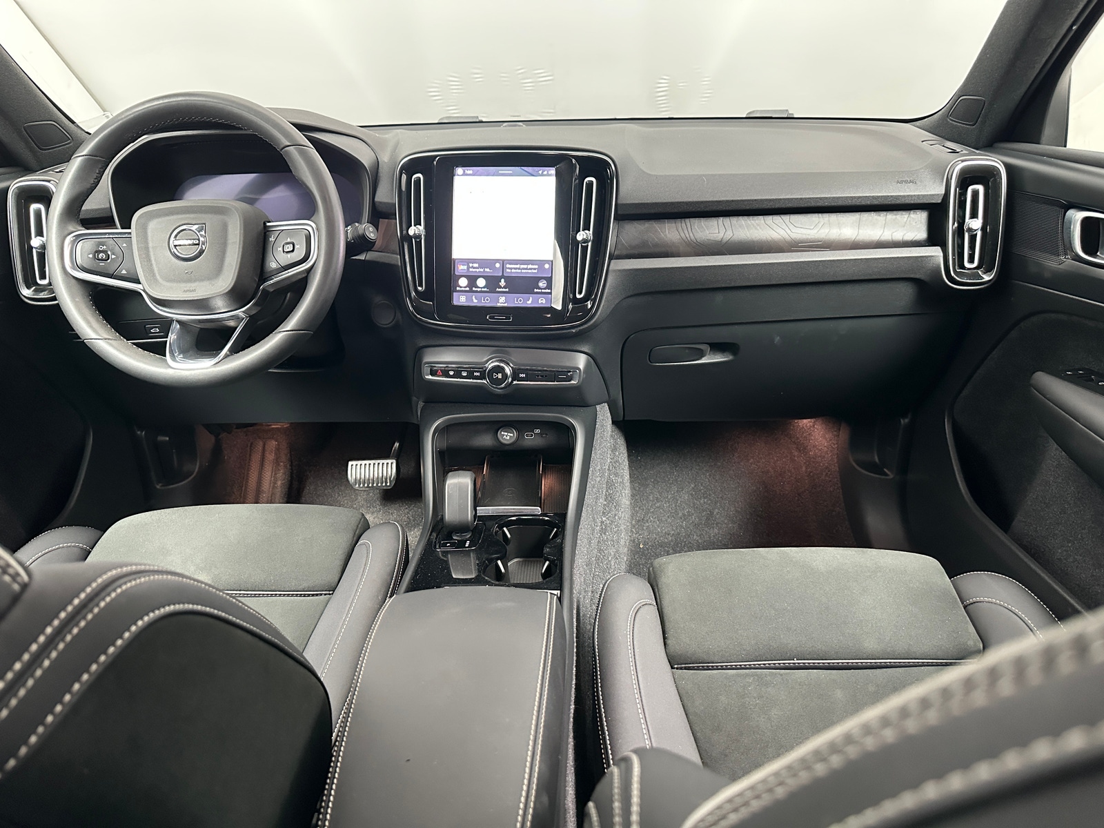Thumbnail: 2023 Volvo XC40 - 2